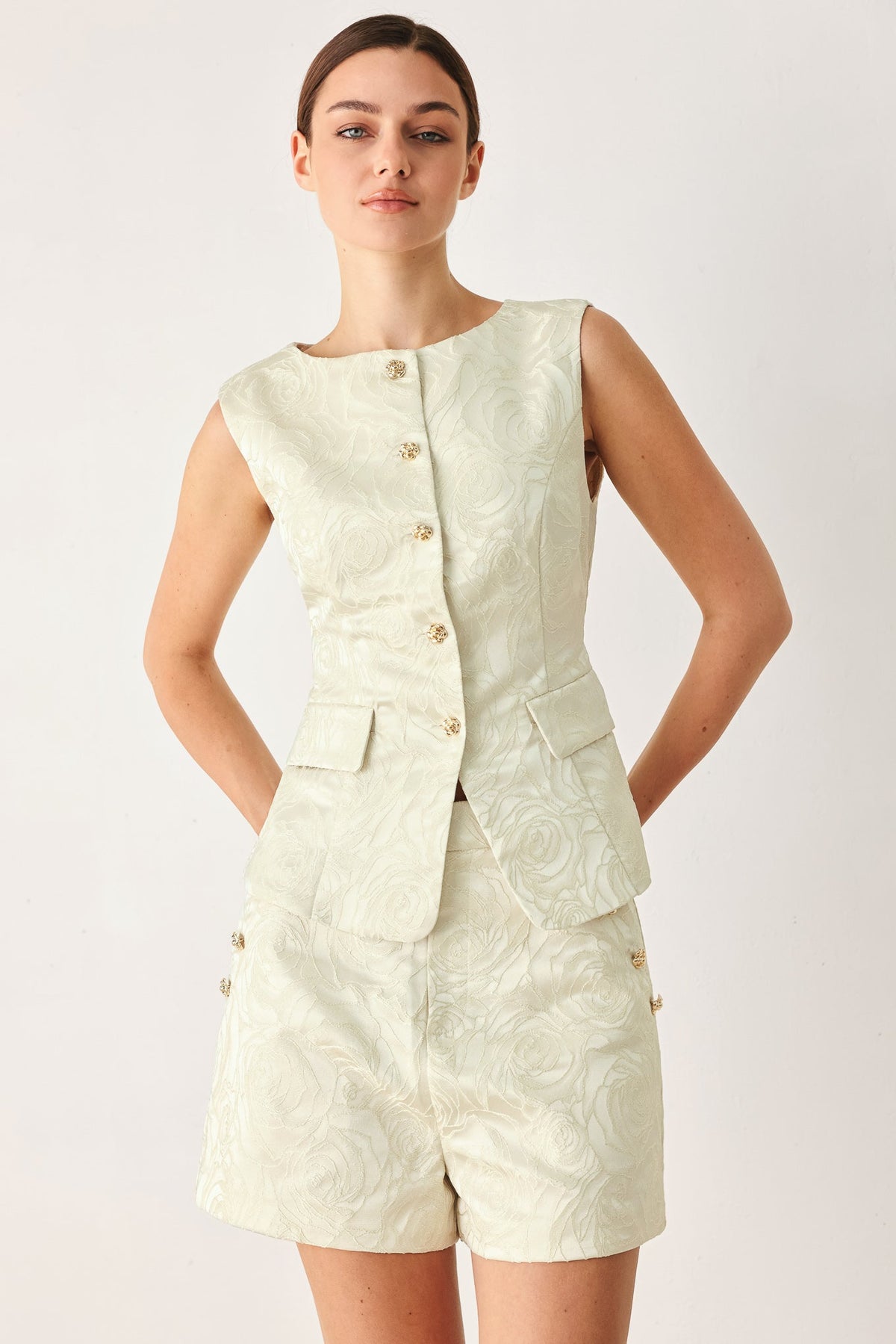 CHALECO DE JACQUARD TEJIDO CON MOTIVOS FLORALES EN TONO MAZAPÁN