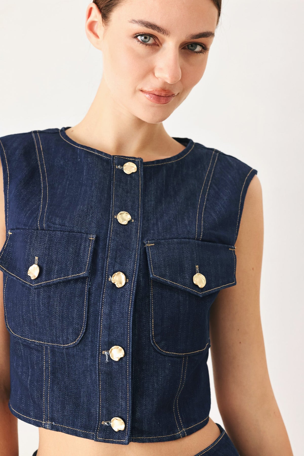 CHALECO CORTO DE DENIM ÍNDIGO ICÓNICO