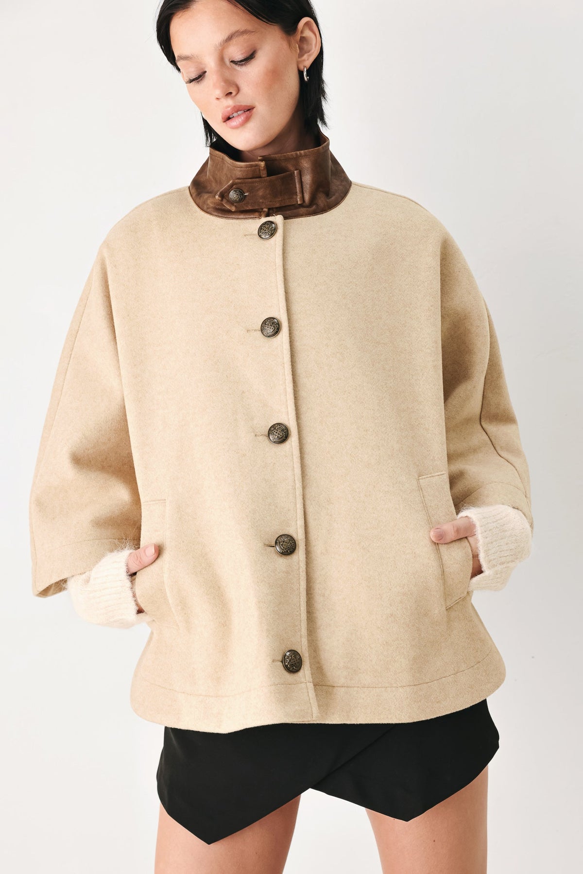 CHAQUETA CAPELET CON HEBILLA CITY IN MOTION