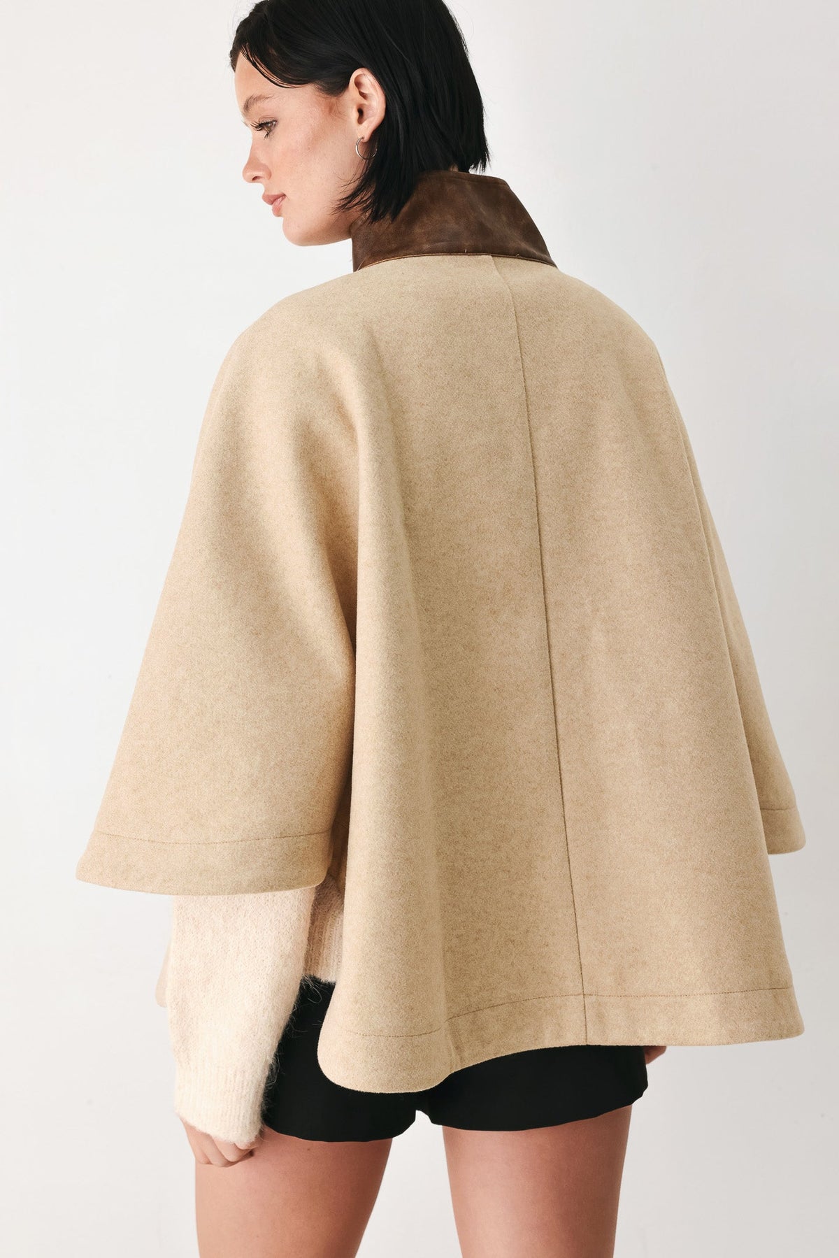 CHAQUETA CAPELET CON HEBILLA CITY IN MOTION