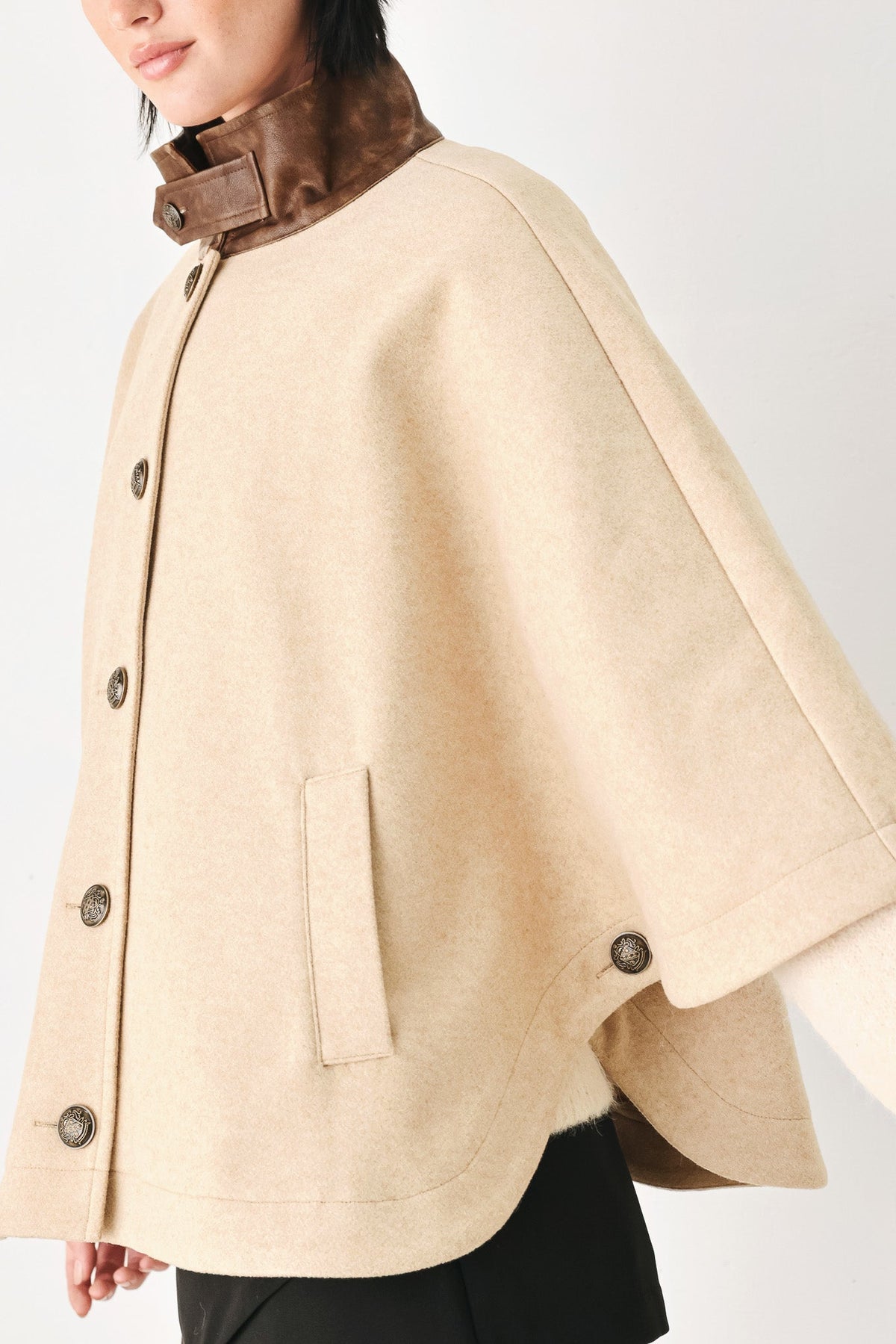 CHAQUETA CAPELET CON HEBILLA CITY IN MOTION