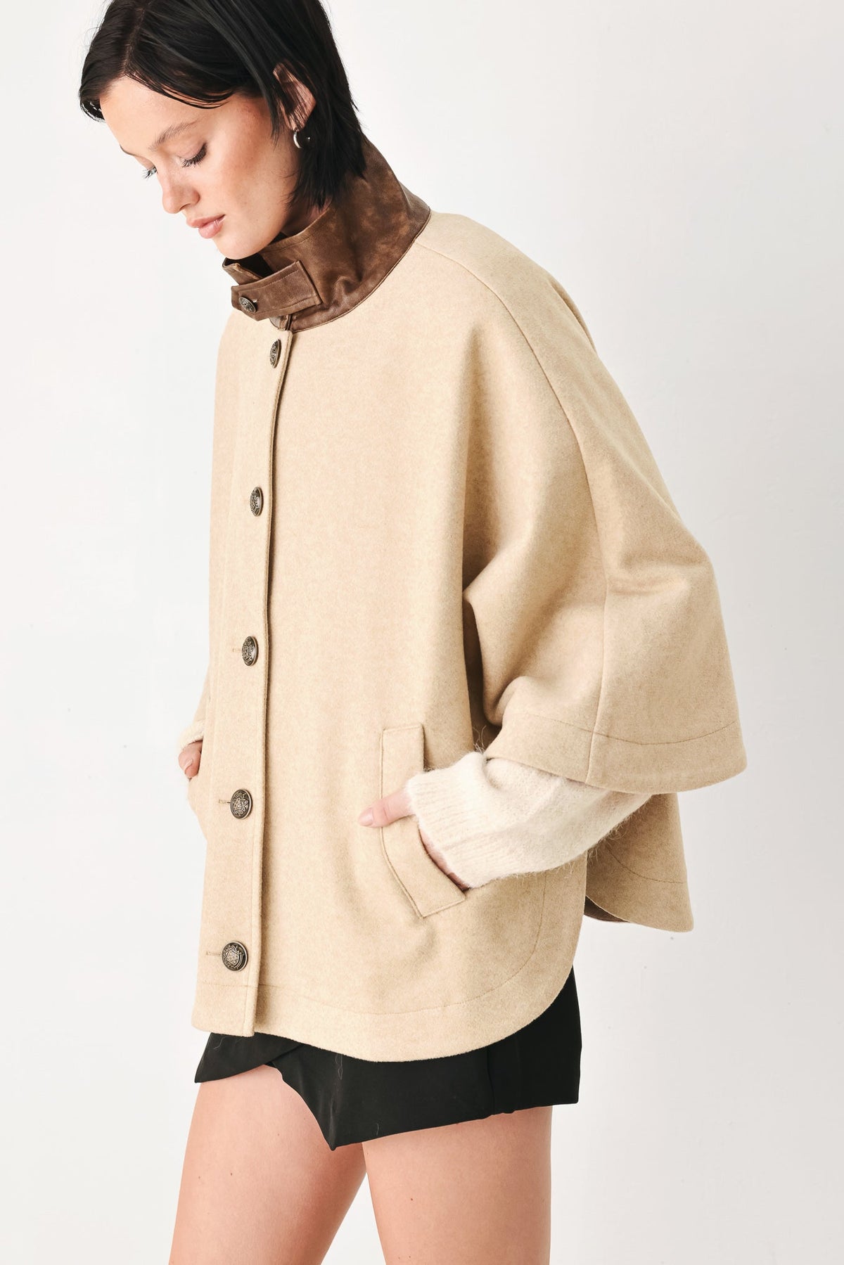 CHAQUETA CAPELET CON HEBILLA CITY IN MOTION