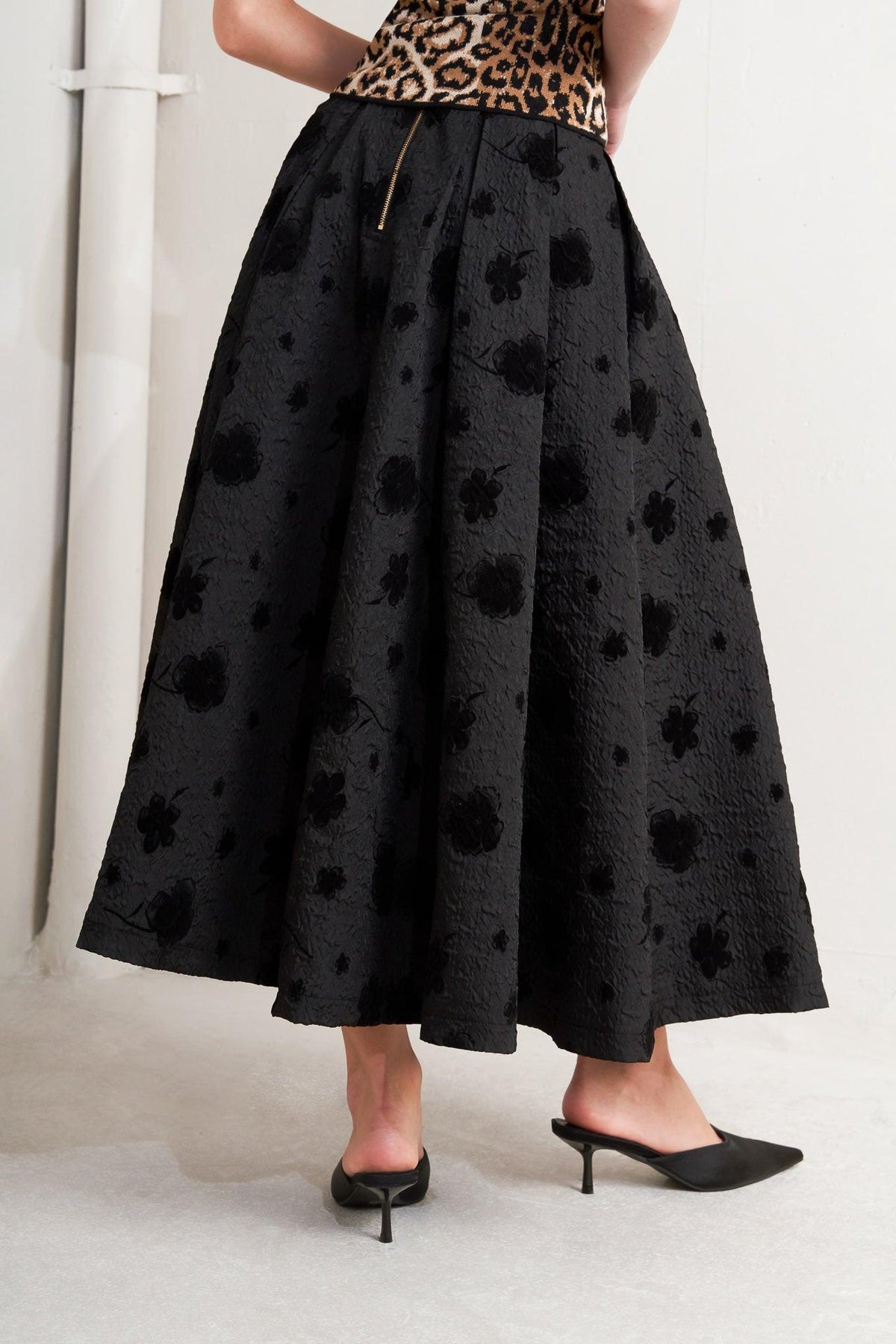 FALDA MIDI COMPLETA TEJIDA ROMANCE FLORAL NOIR