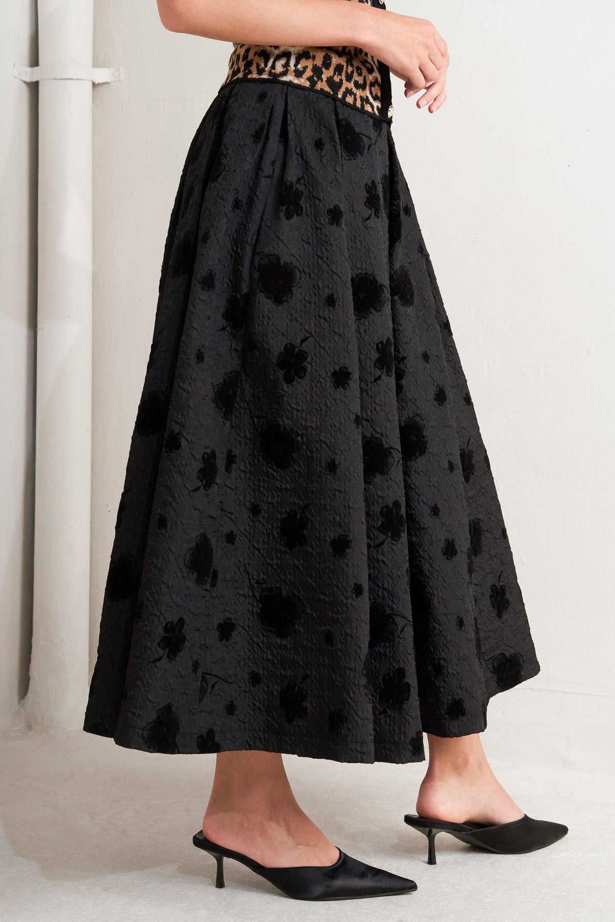 FALDA MIDI COMPLETA TEJIDA ROMANCE FLORAL NOIR