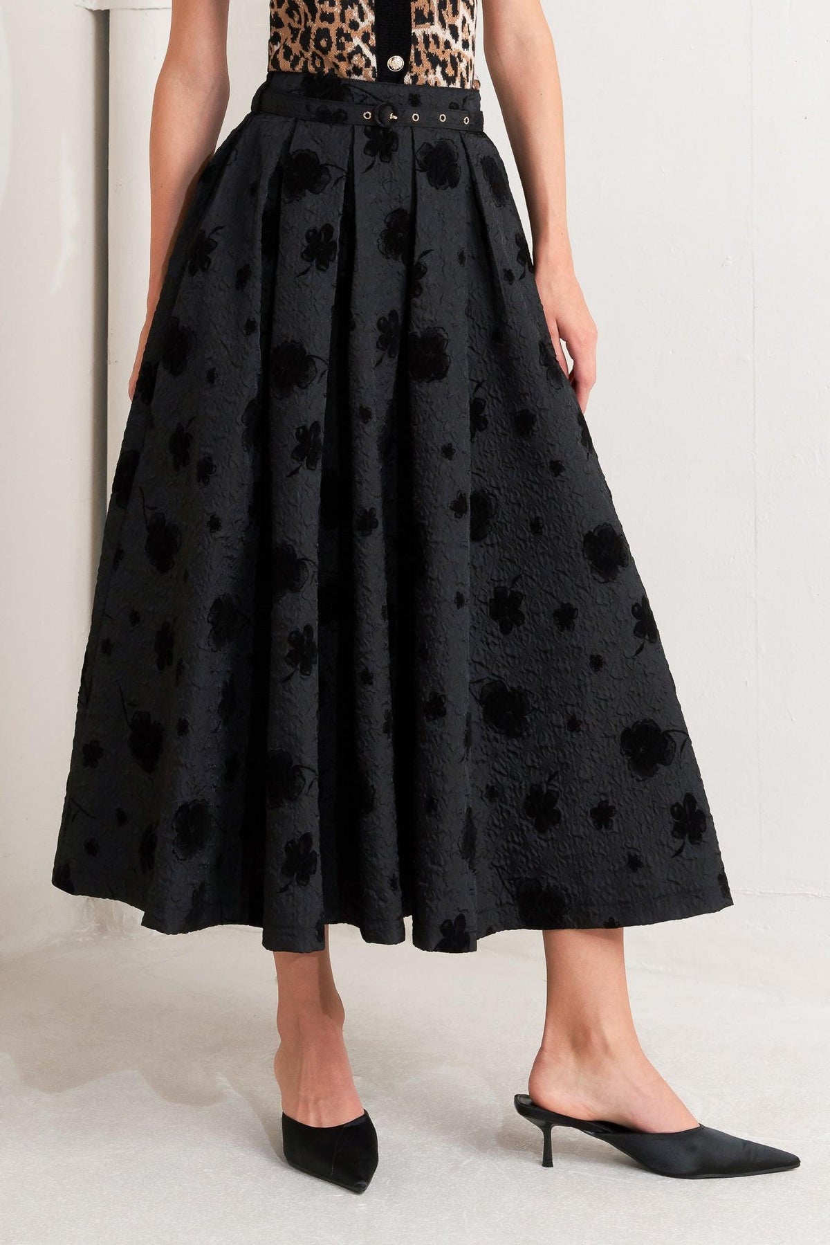FALDA MIDI COMPLETA TEJIDA ROMANCE FLORAL NOIR