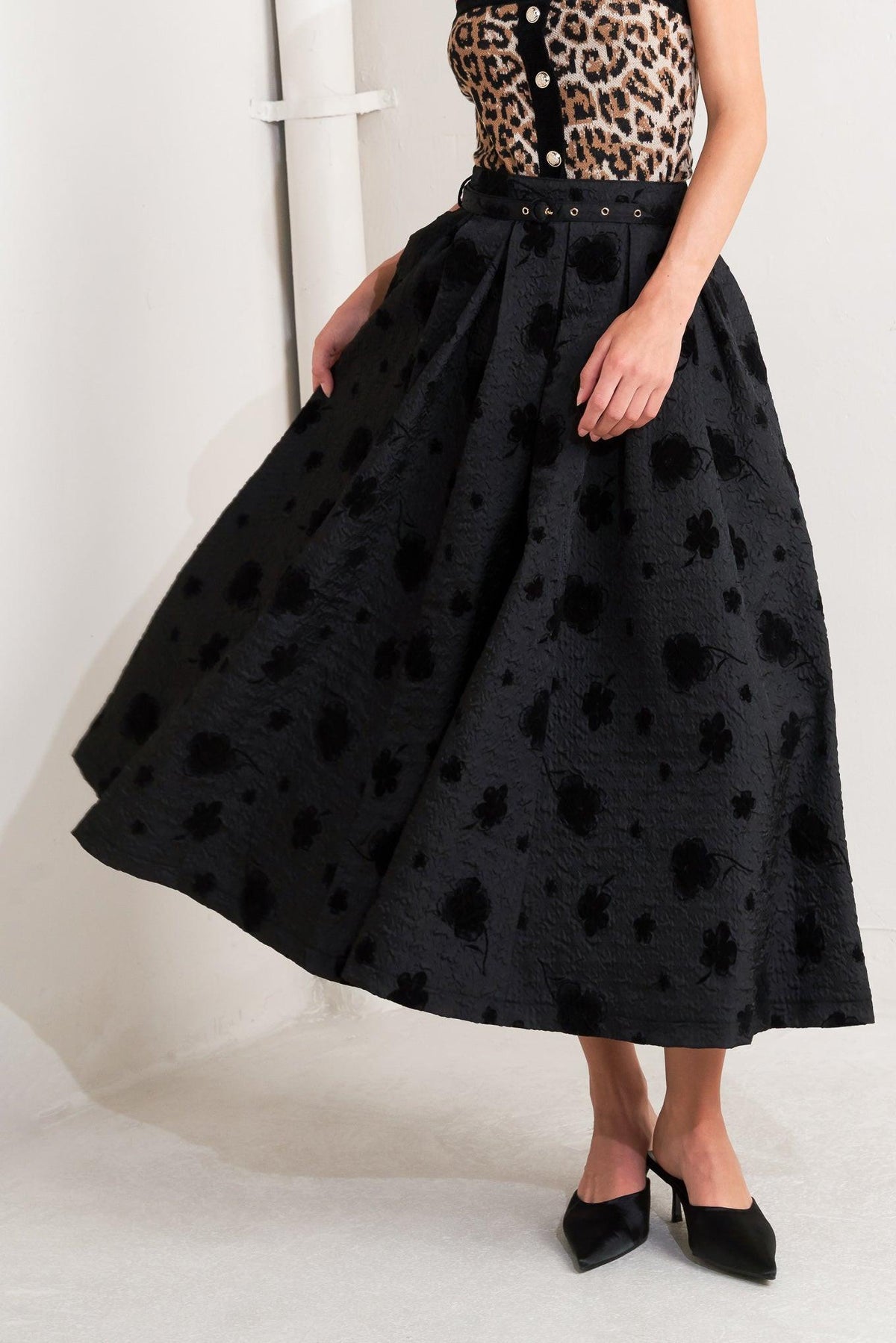 FALDA MIDI COMPLETA TEJIDA ROMANCE FLORAL NOIR