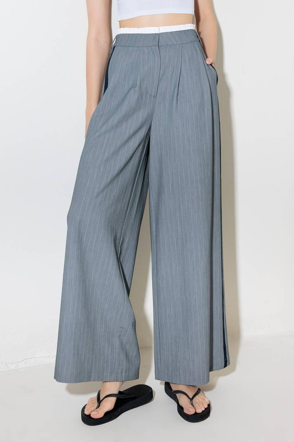 LUCE TU MEJOR SONRISA CON PANTALONES GRISES TEJIDOS