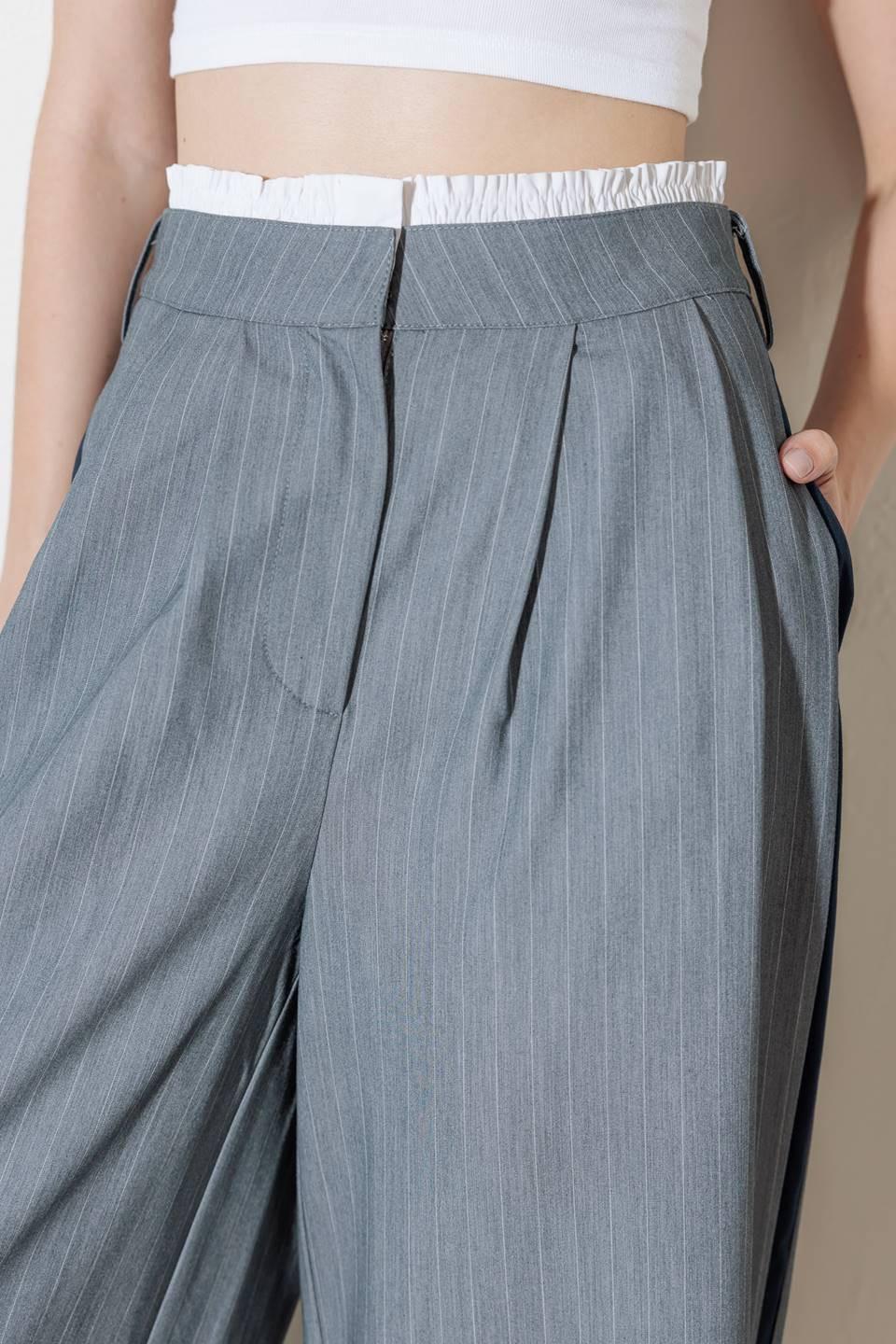 LUCE TU MEJOR SONRISA CON PANTALONES GRISES TEJIDOS