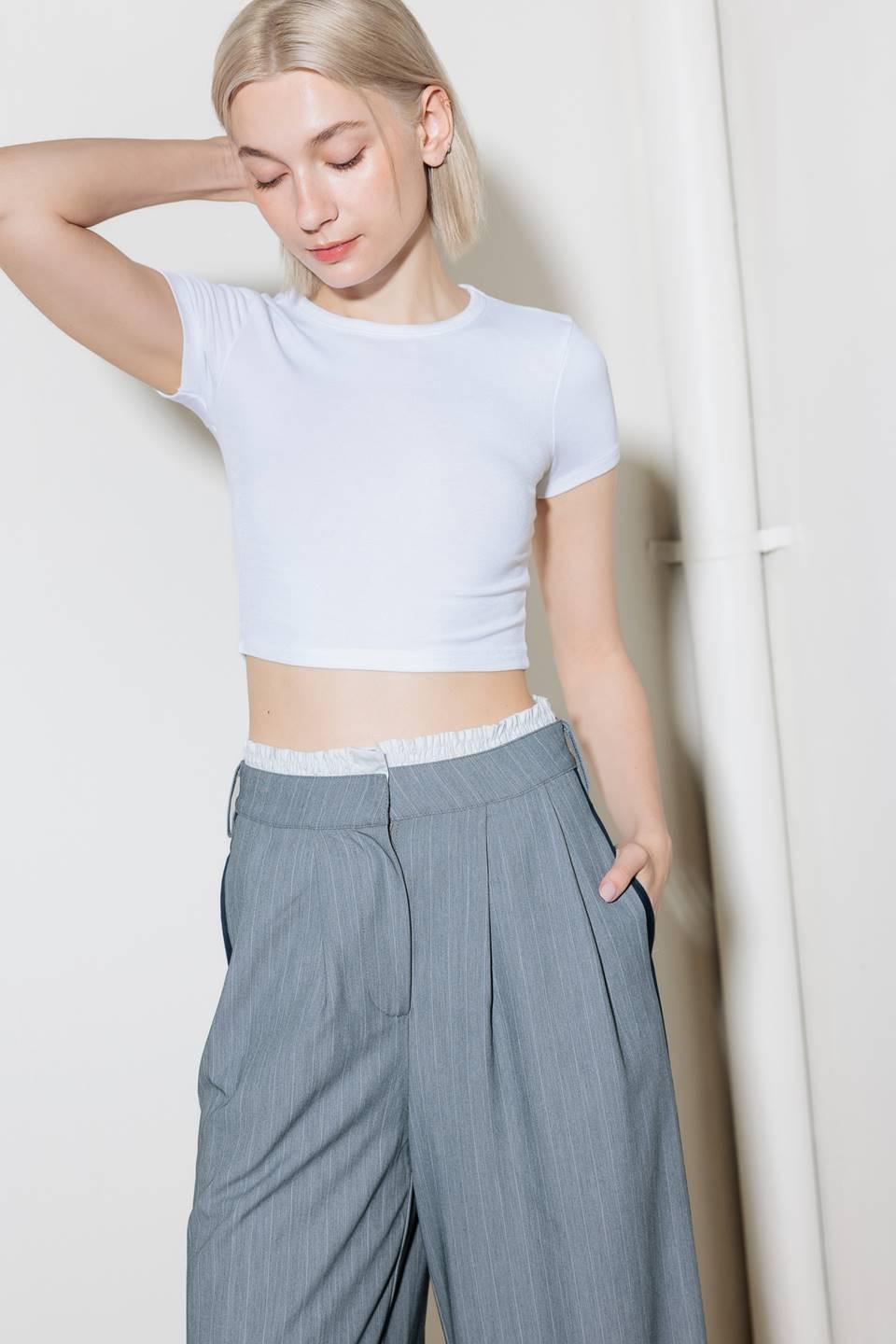 LUCE TU MEJOR SONRISA CON PANTALONES GRISES TEJIDOS