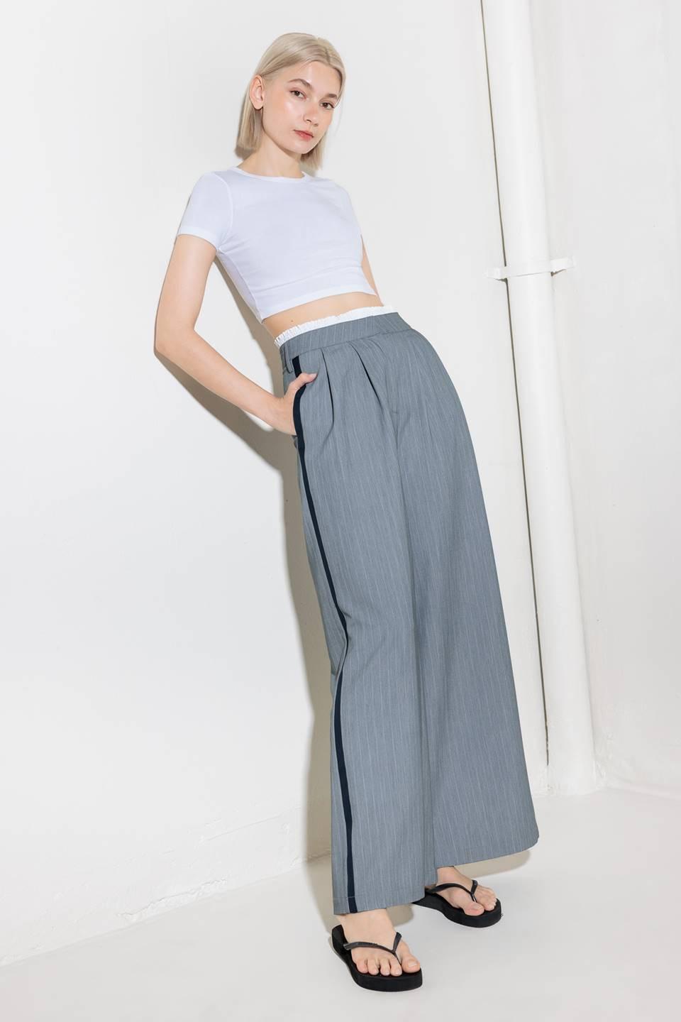 LUCE TU MEJOR SONRISA CON PANTALONES GRISES TEJIDOS