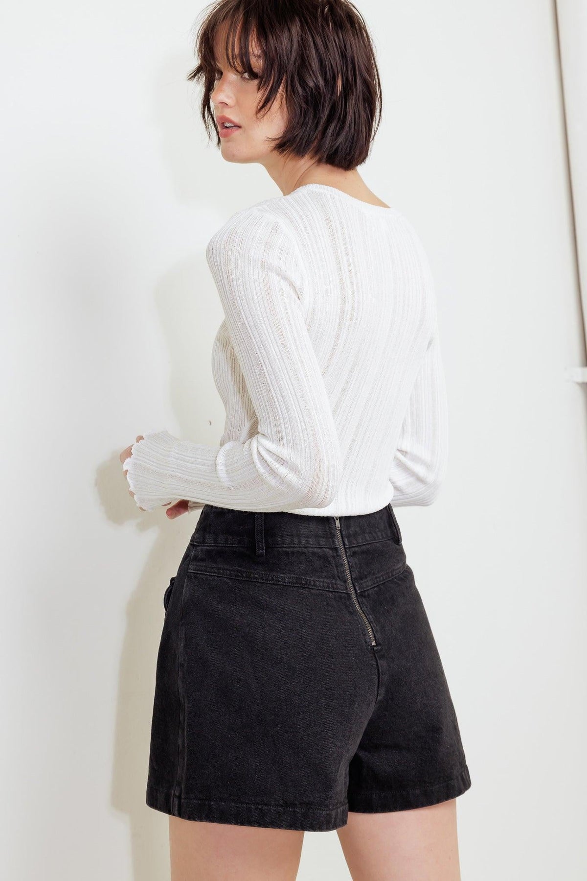 TAILORED FLOW BLACK WOVEN SKORT