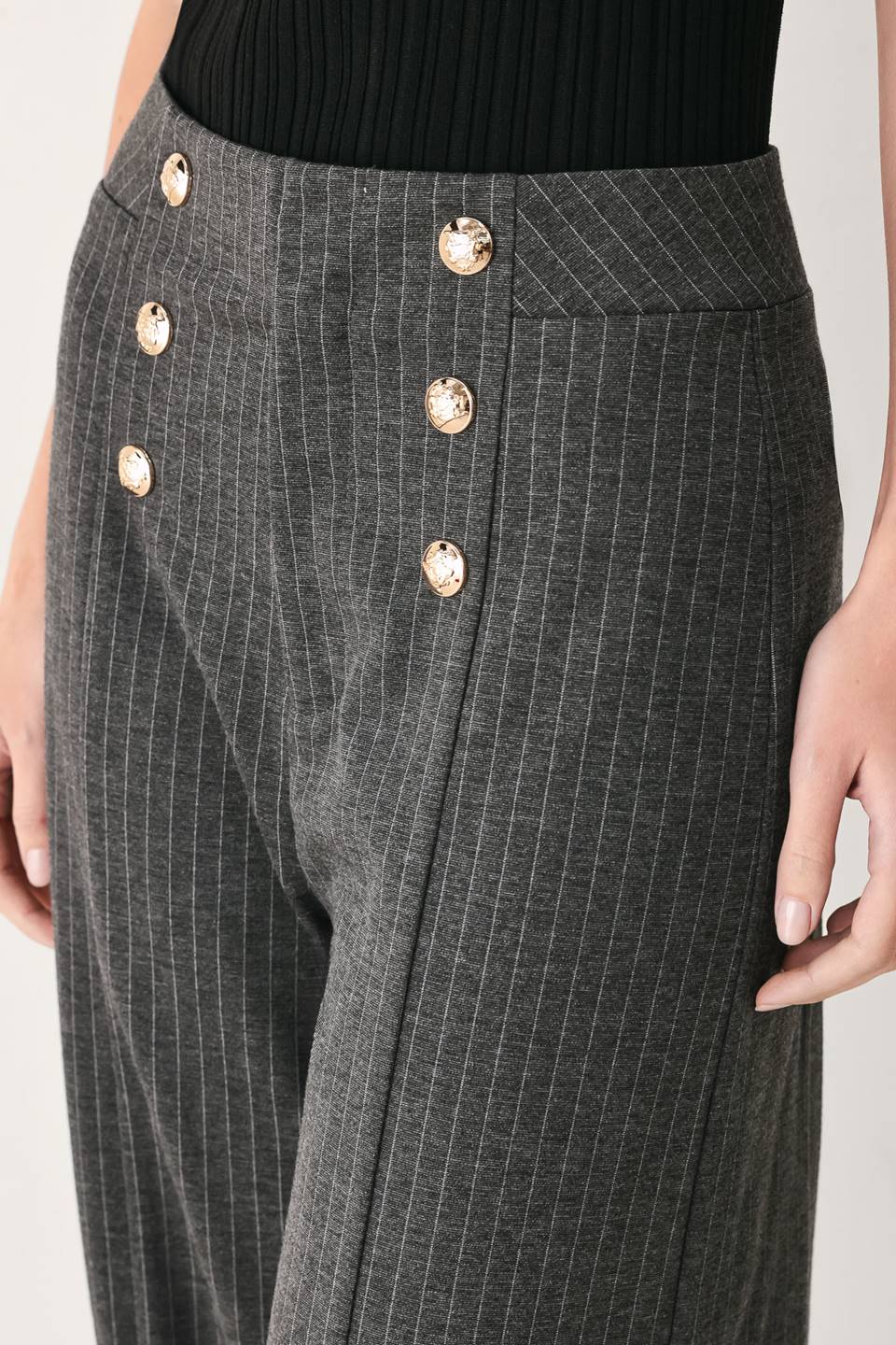 PANTALONES MODERNOS DE TEJIDO A RAYAS