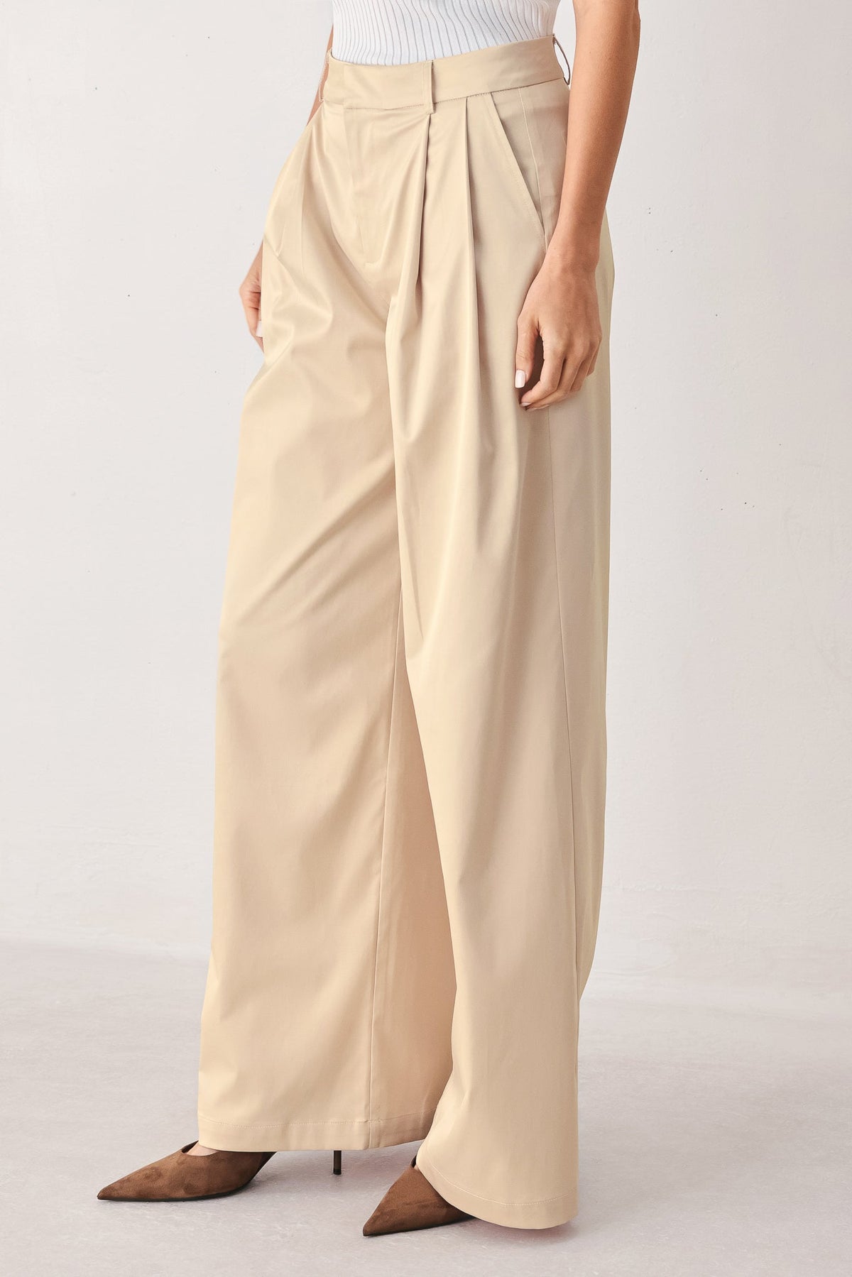 PANTALONES TEJIDOS DE CORTE RELAJADO COLOR PERGAMINO