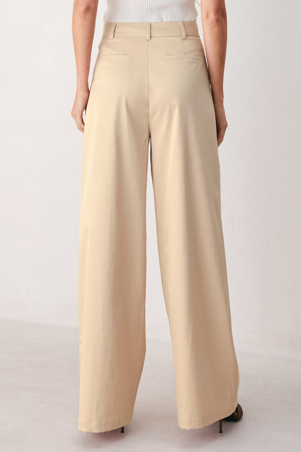 PANTALONES TEJIDOS DE CORTE RELAJADO COLOR PERGAMINO