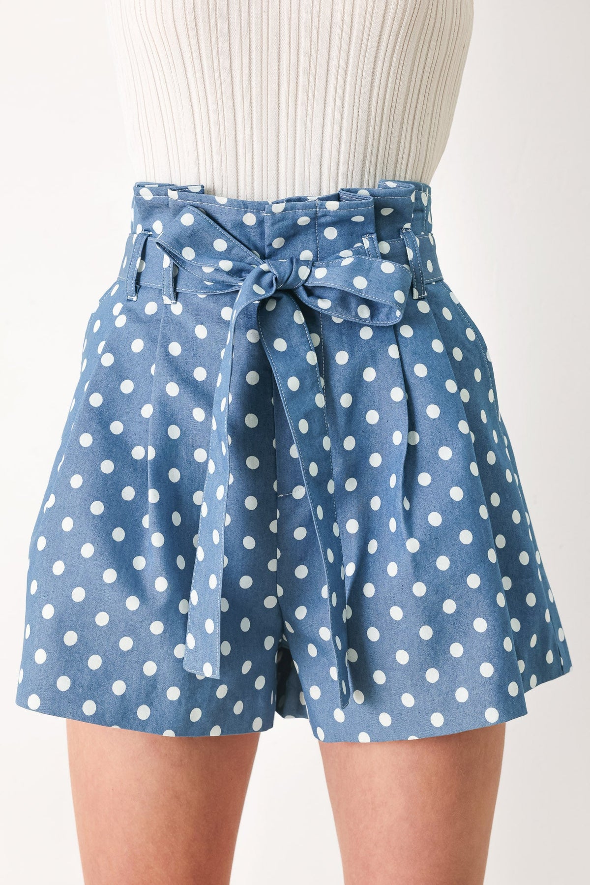 PANTALONES CORTOS TEJIDOS CON LAZADA Y LUNARES