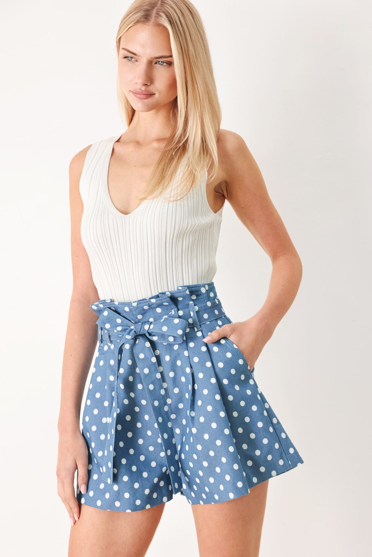 PANTALONES CORTOS TEJIDOS CON LAZADA Y LUNARES