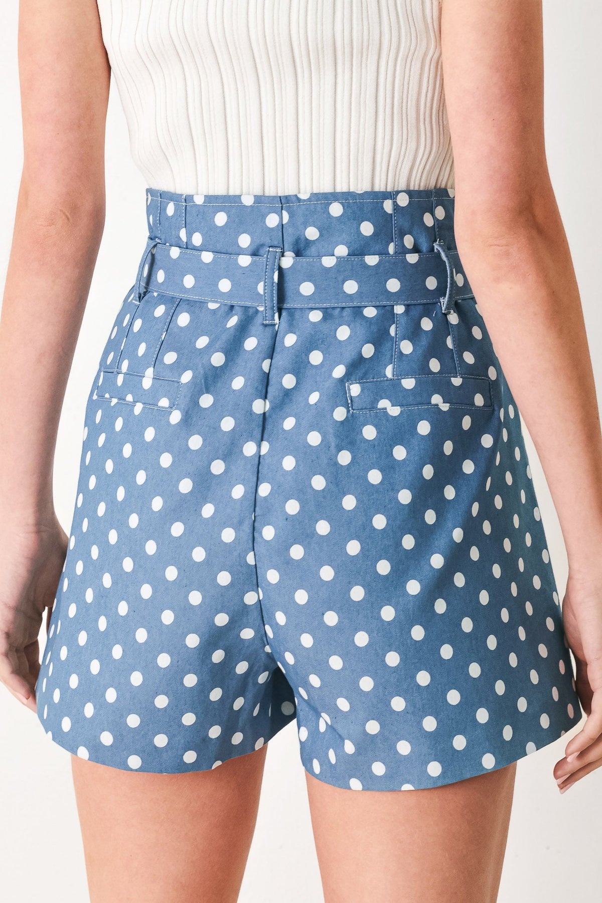 PANTALONES CORTOS TEJIDOS CON LAZADA Y LUNARES