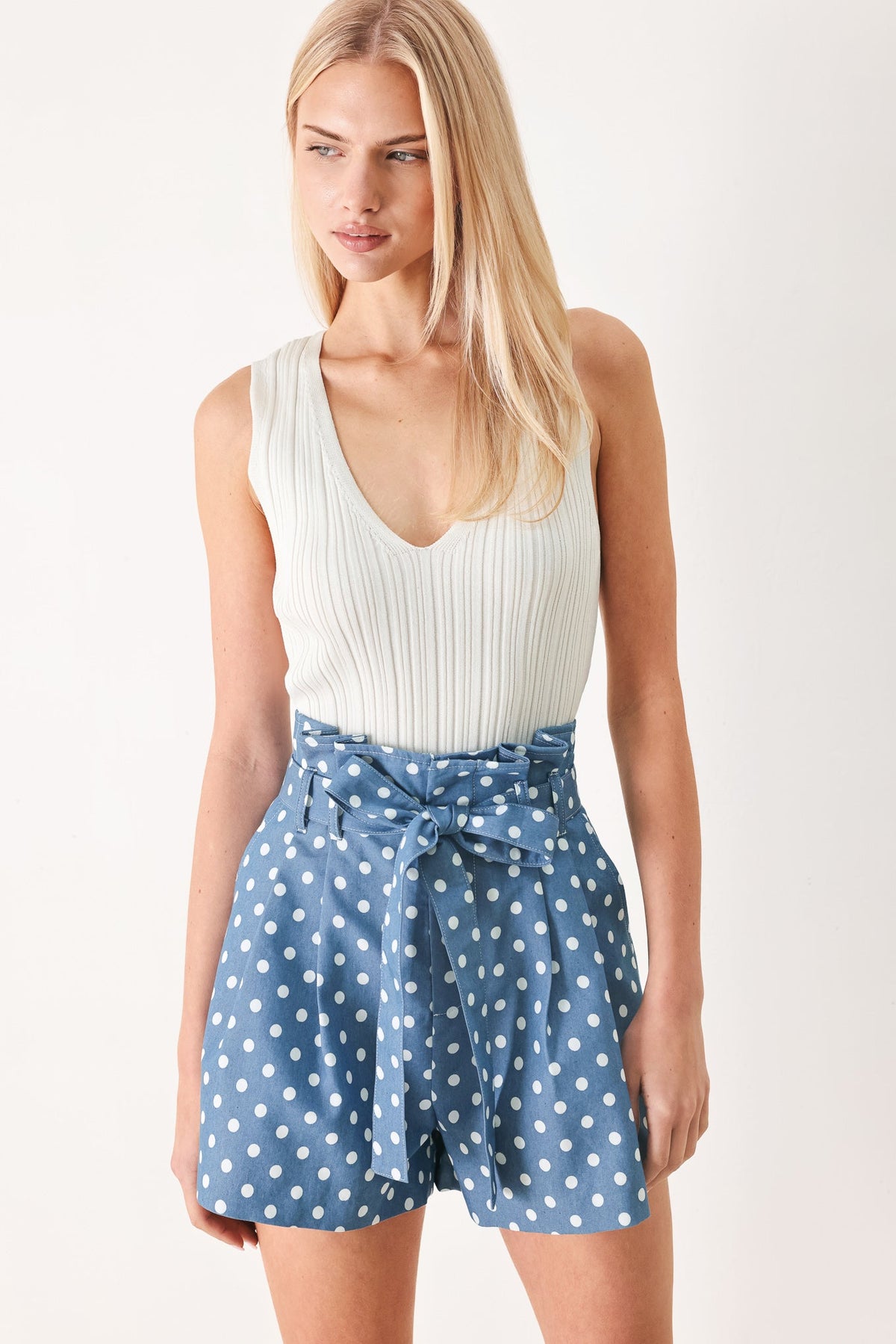 PANTALONES CORTOS TEJIDOS CON LAZADA Y LUNARES