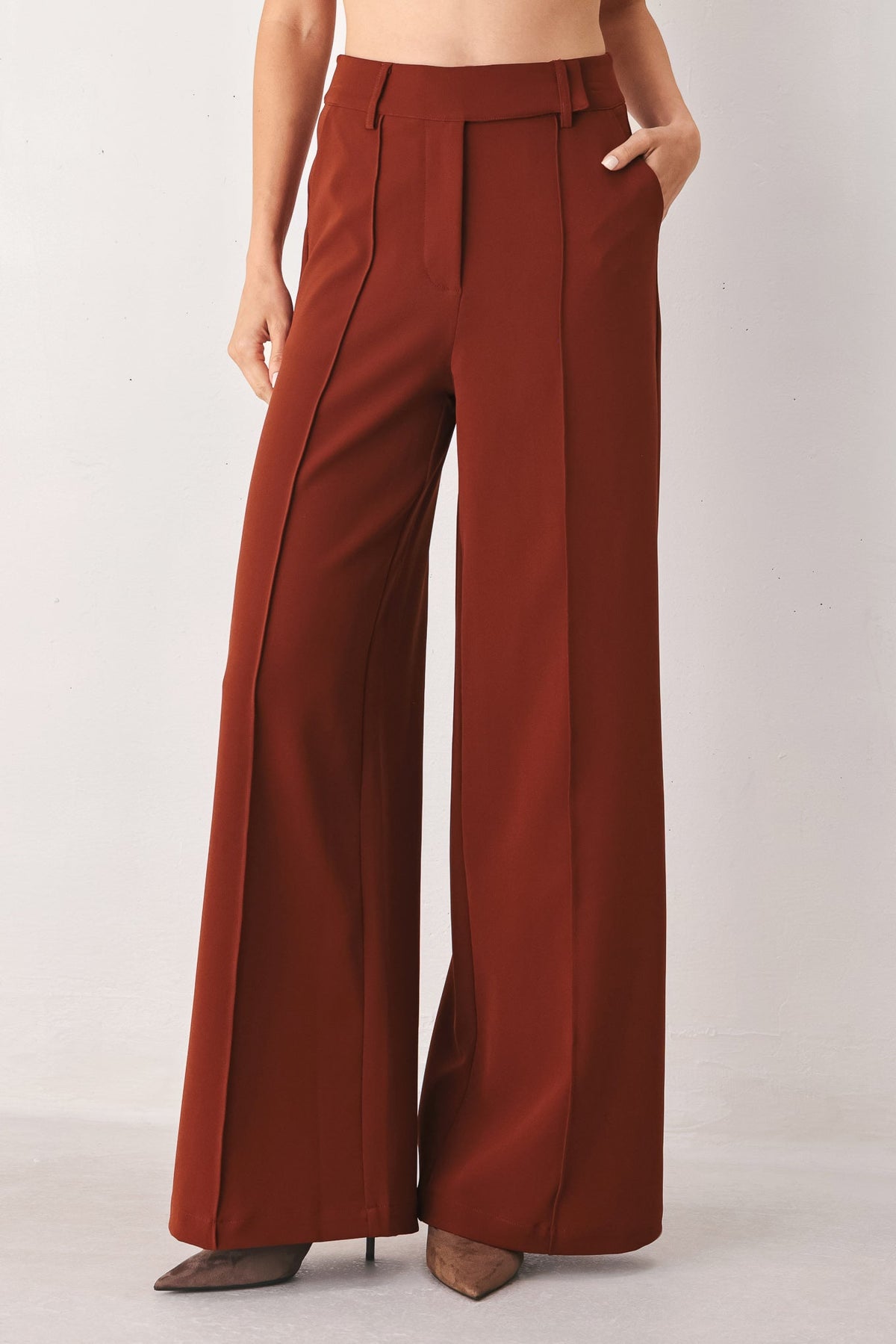 PANTALONES TEJIDOS DE PERNERA ANCHA CON CAÍDA COLOR ÓXIDO OTOÑAL