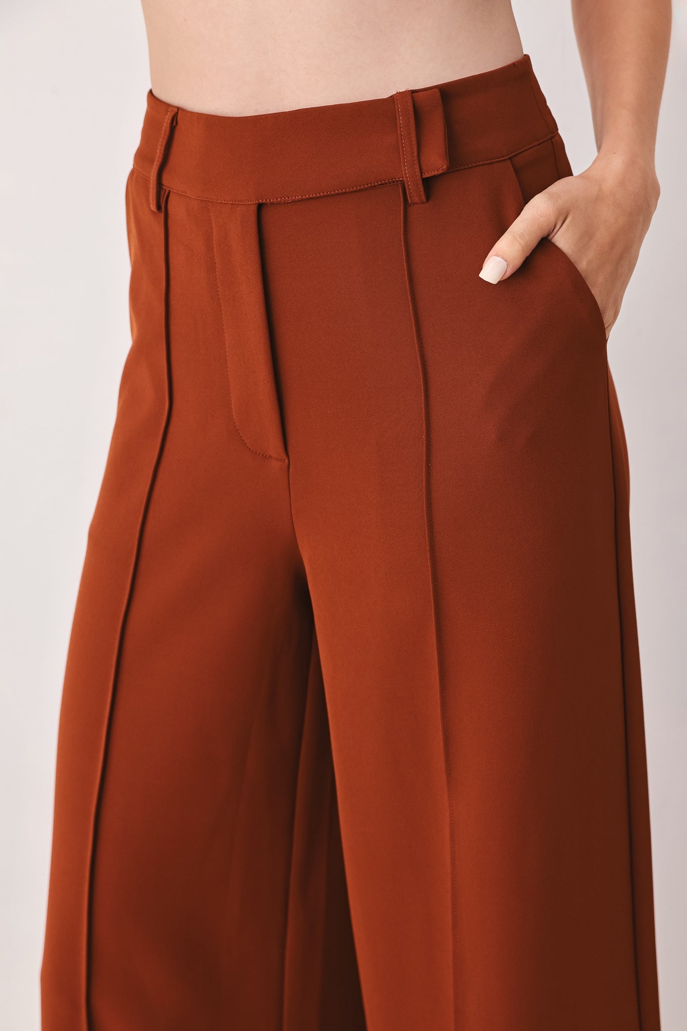 PANTALONES TEJIDOS DE PERNERA ANCHA CON CAÍDA COLOR ÓXIDO OTOÑAL