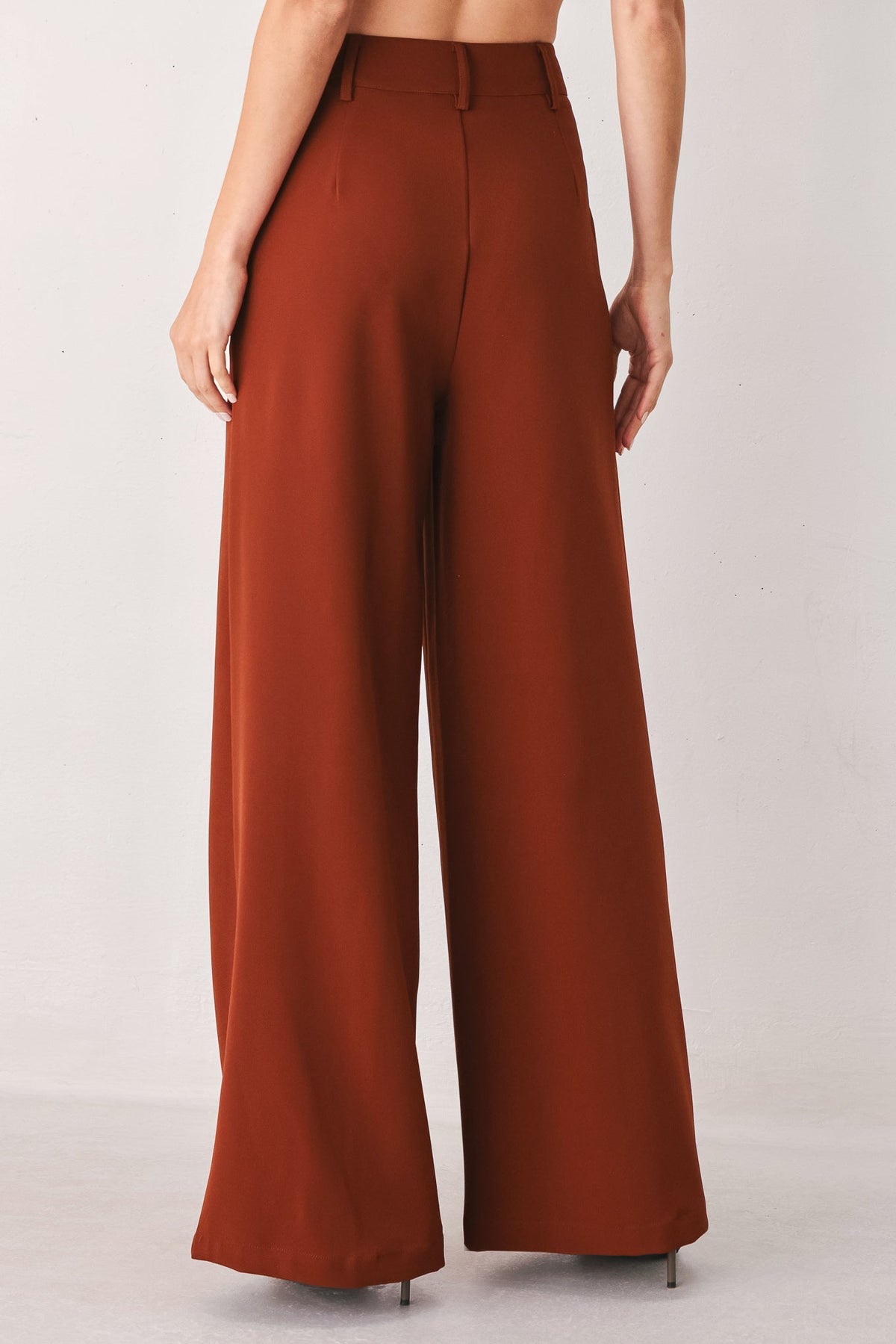 PANTALONES TEJIDOS DE PERNERA ANCHA CON CAÍDA COLOR ÓXIDO OTOÑAL