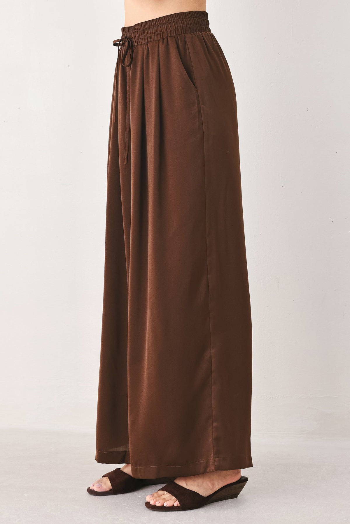 PANTALONES TEJIDOS CON CINTURA ELÁSTICA COLOR MARRÓN CANYON