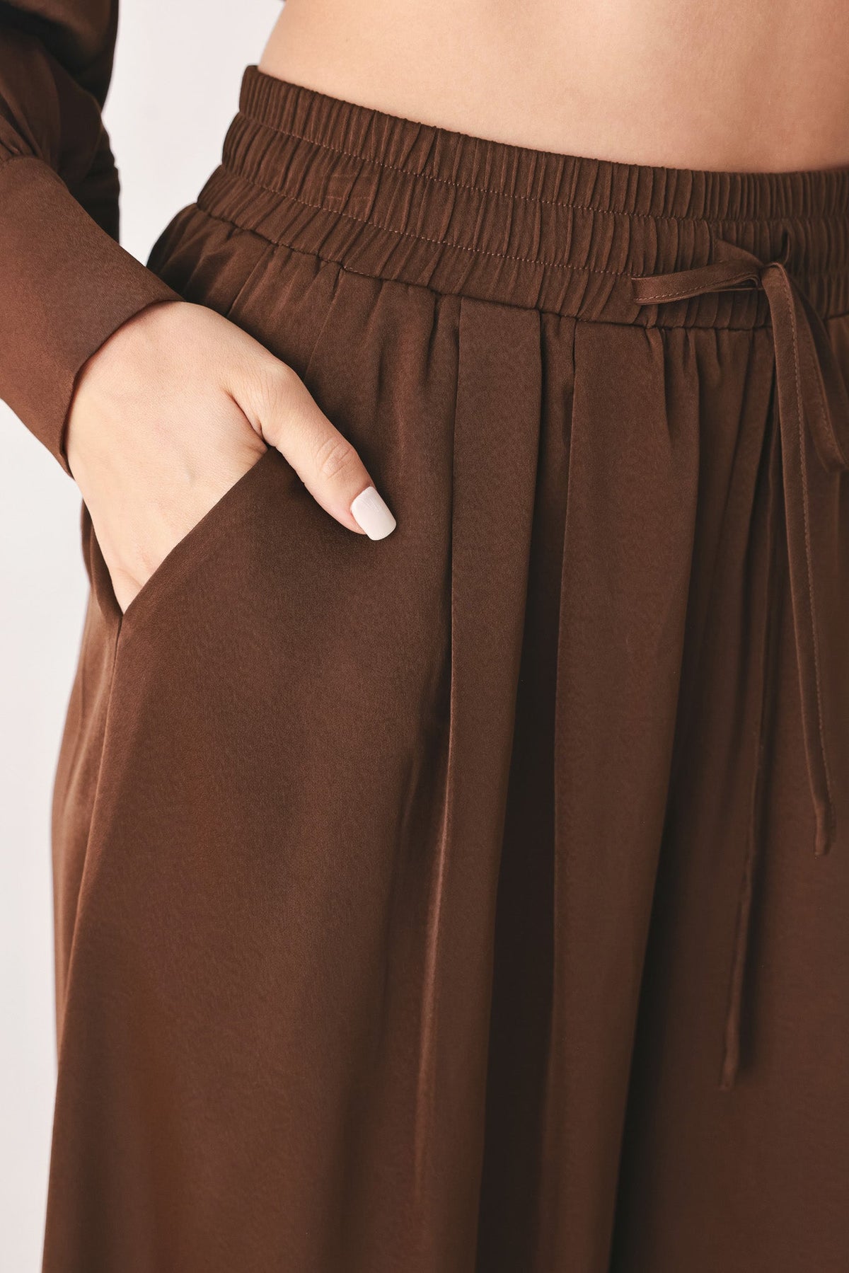 PANTALONES TEJIDOS CON CINTURA ELÁSTICA COLOR MARRÓN CANYON