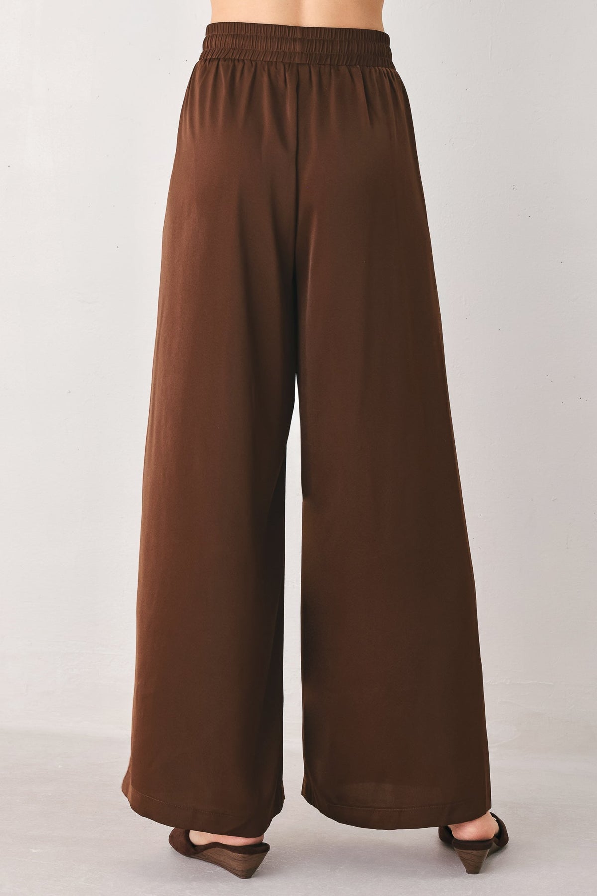 PANTALONES TEJIDOS CON CINTURA ELÁSTICA COLOR MARRÓN CANYON