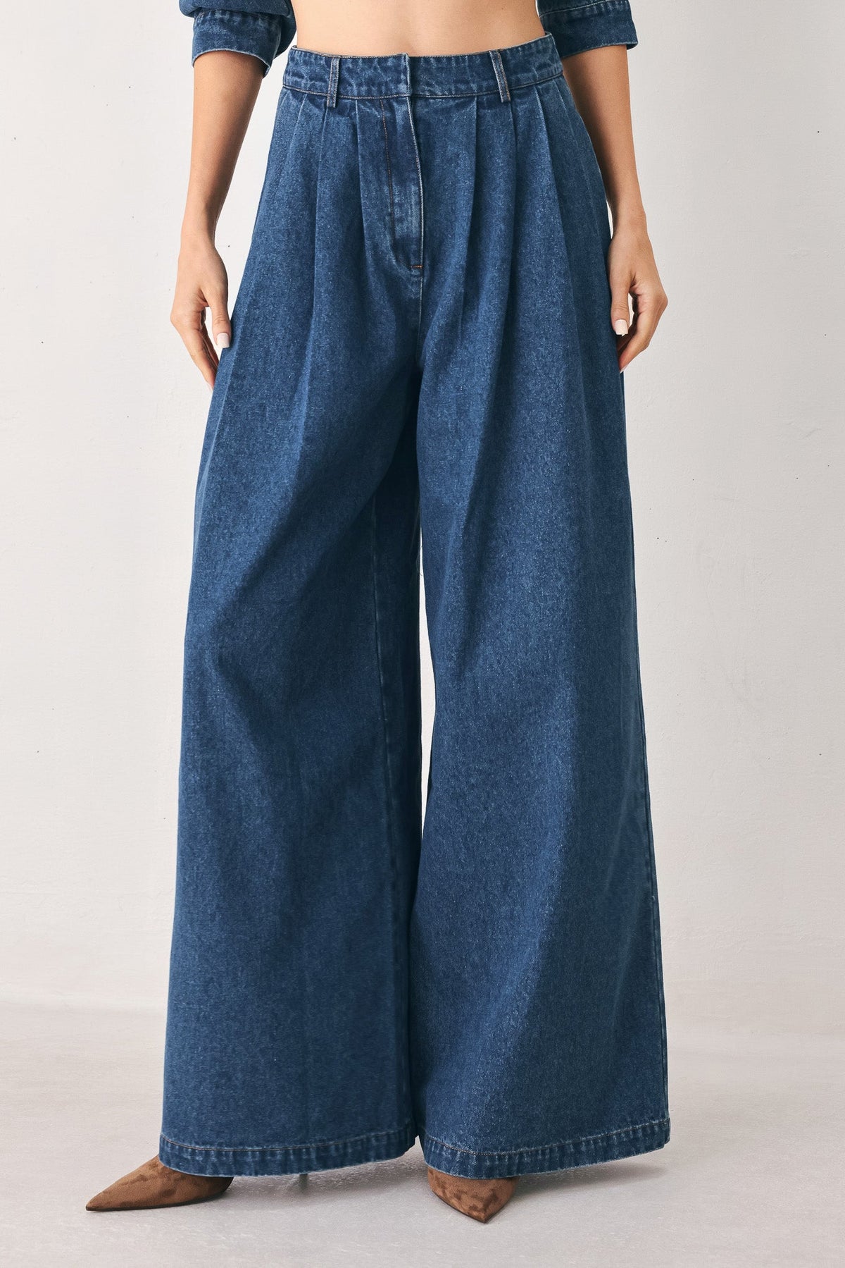 PANTALONES ANCHOS DE MEZCLILLA PLISADOS BLUE ECHO