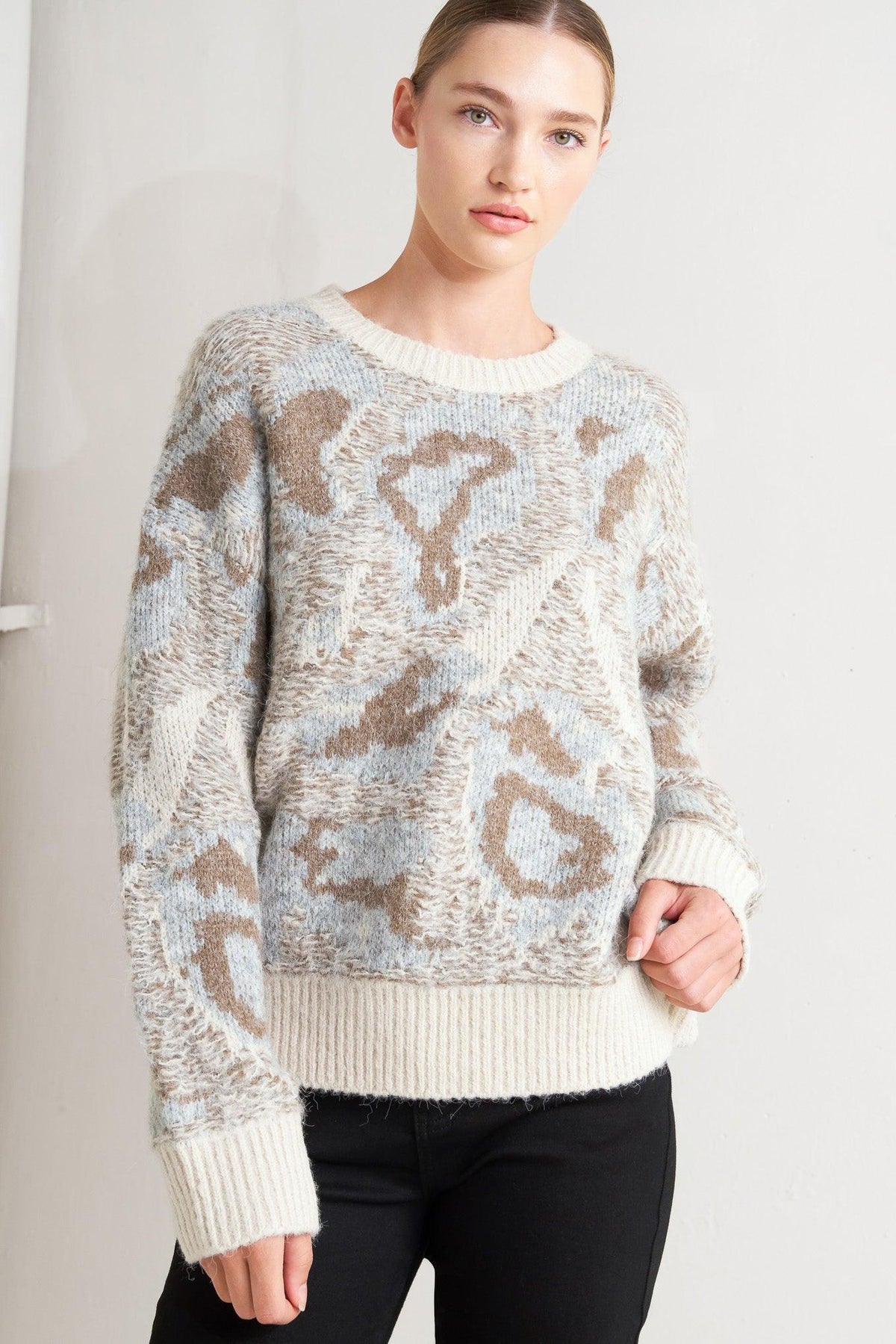 PROMINENT CHARM PULLOVER SWEATER TOP