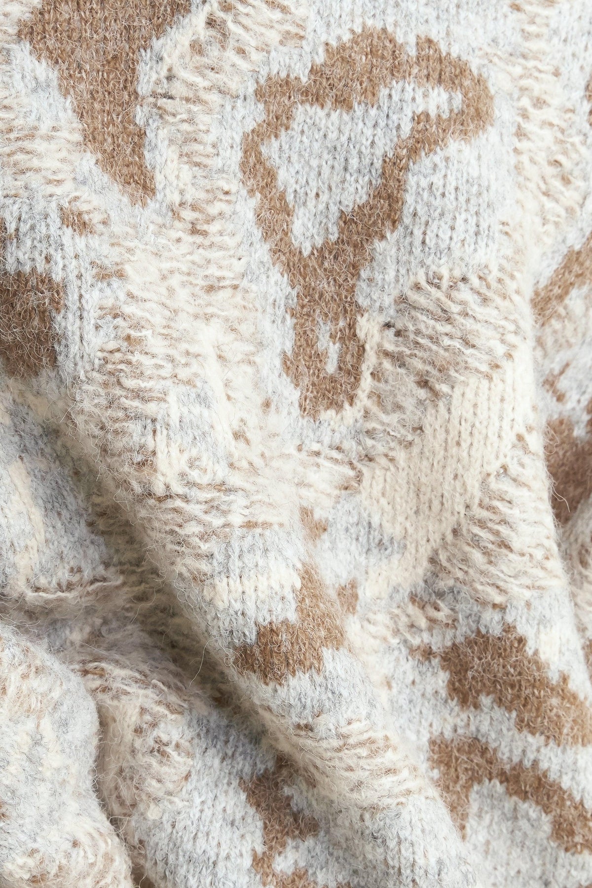 PROMINENT CHARM PULLOVER SWEATER TOP
