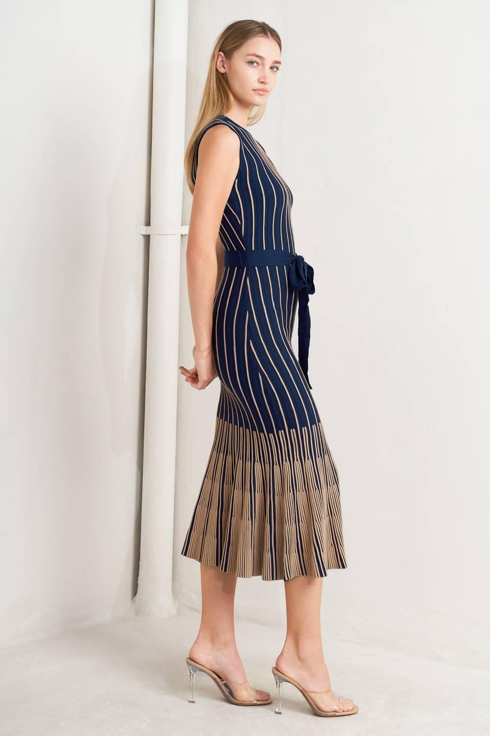 VESTIDO MIDI DE PUNTO CON CAÍDA Y TEXTURA SUAVE