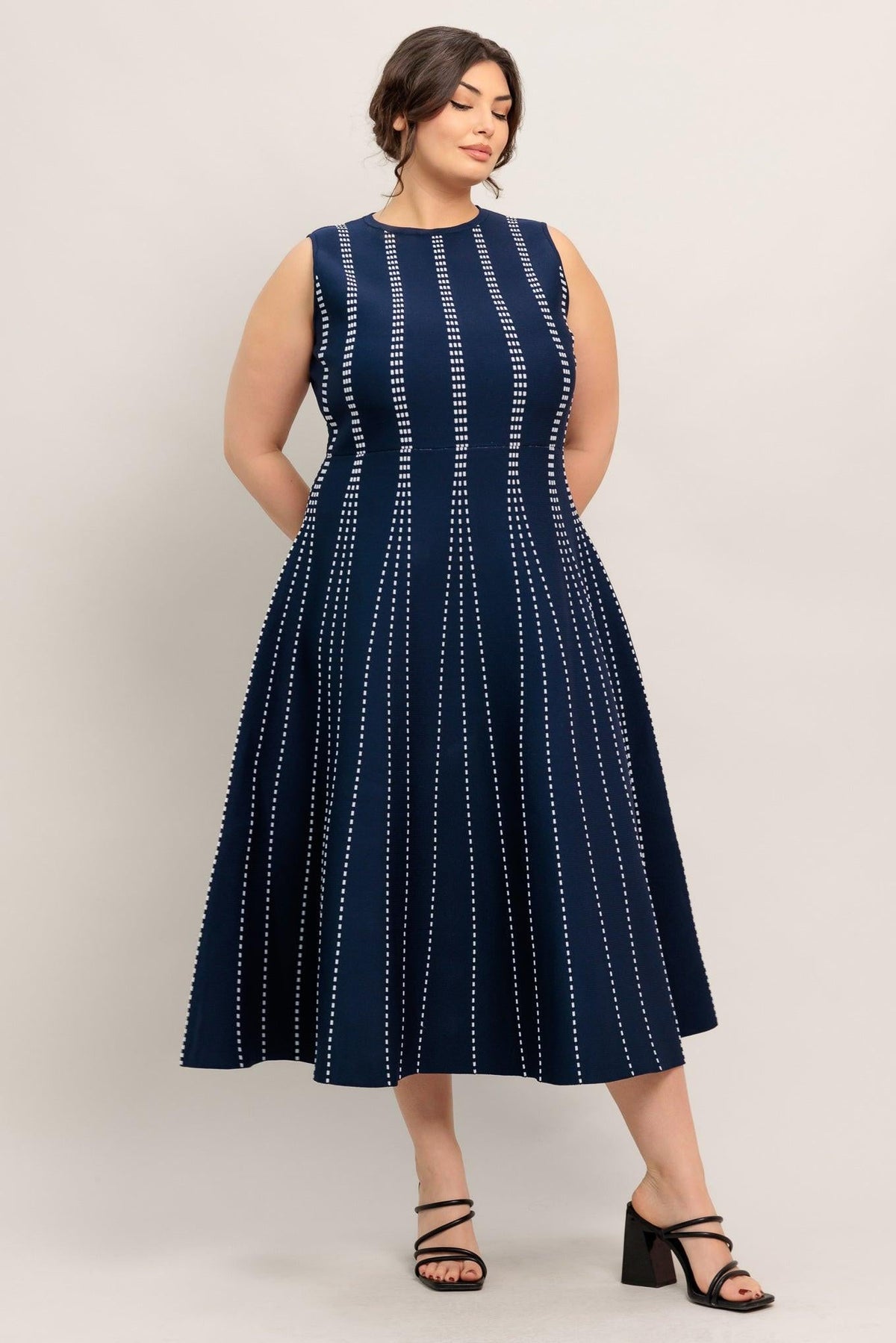 VESTIDO MIDI DE PUNTO JACQUARD PERFECTAMENTE EQUILIBRADO
