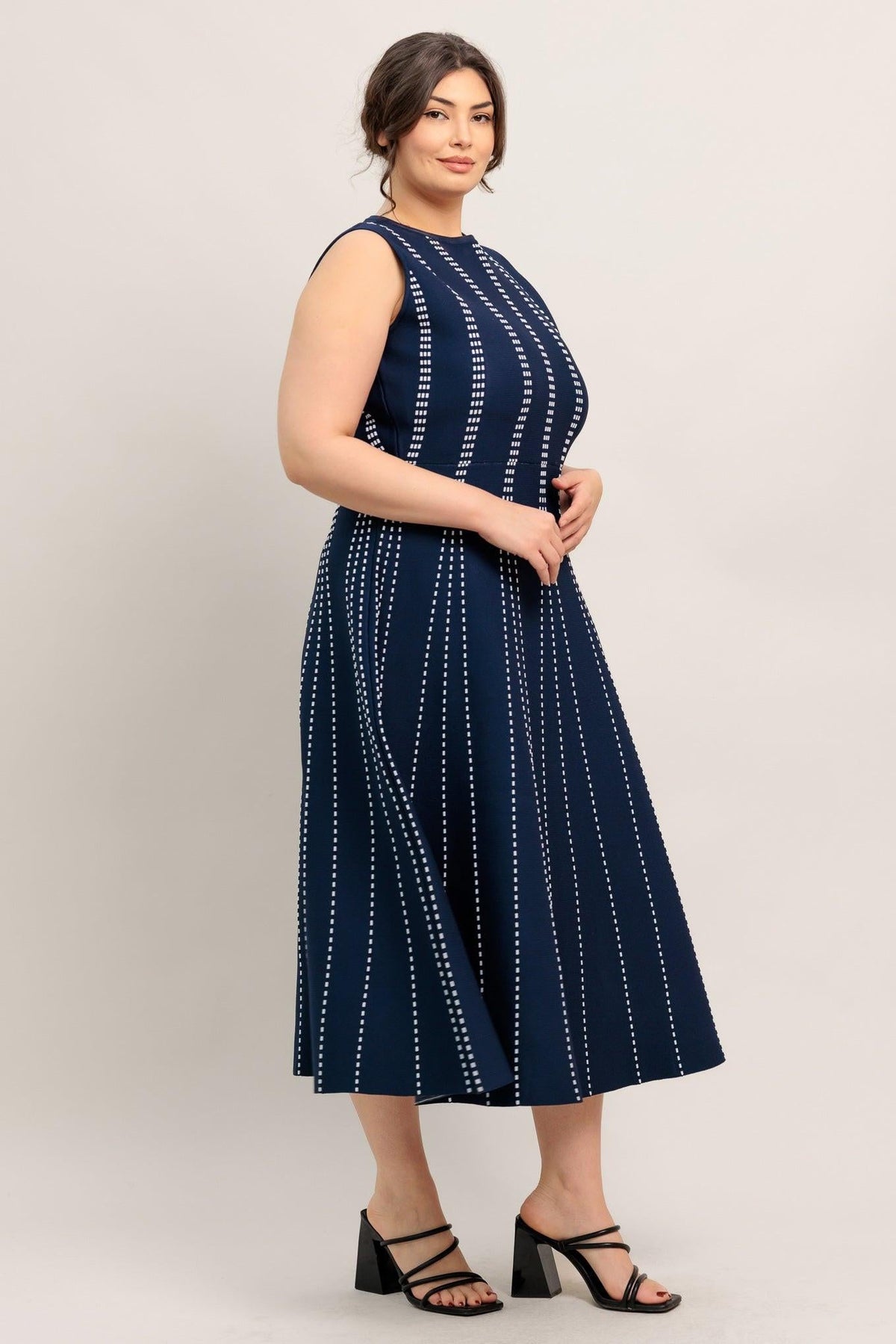 VESTIDO MIDI DE PUNTO JACQUARD PERFECTAMENTE EQUILIBRADO