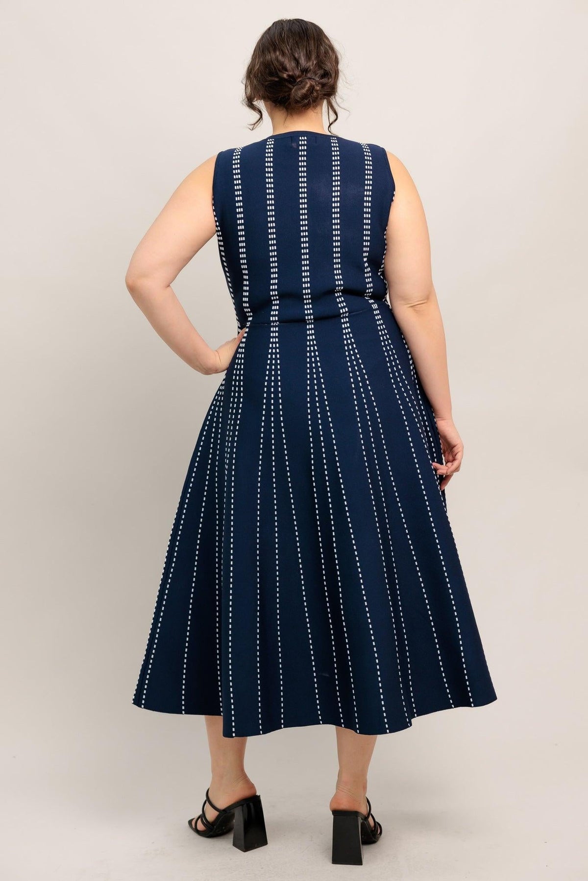 VESTIDO MIDI DE PUNTO JACQUARD PERFECTAMENTE EQUILIBRADO