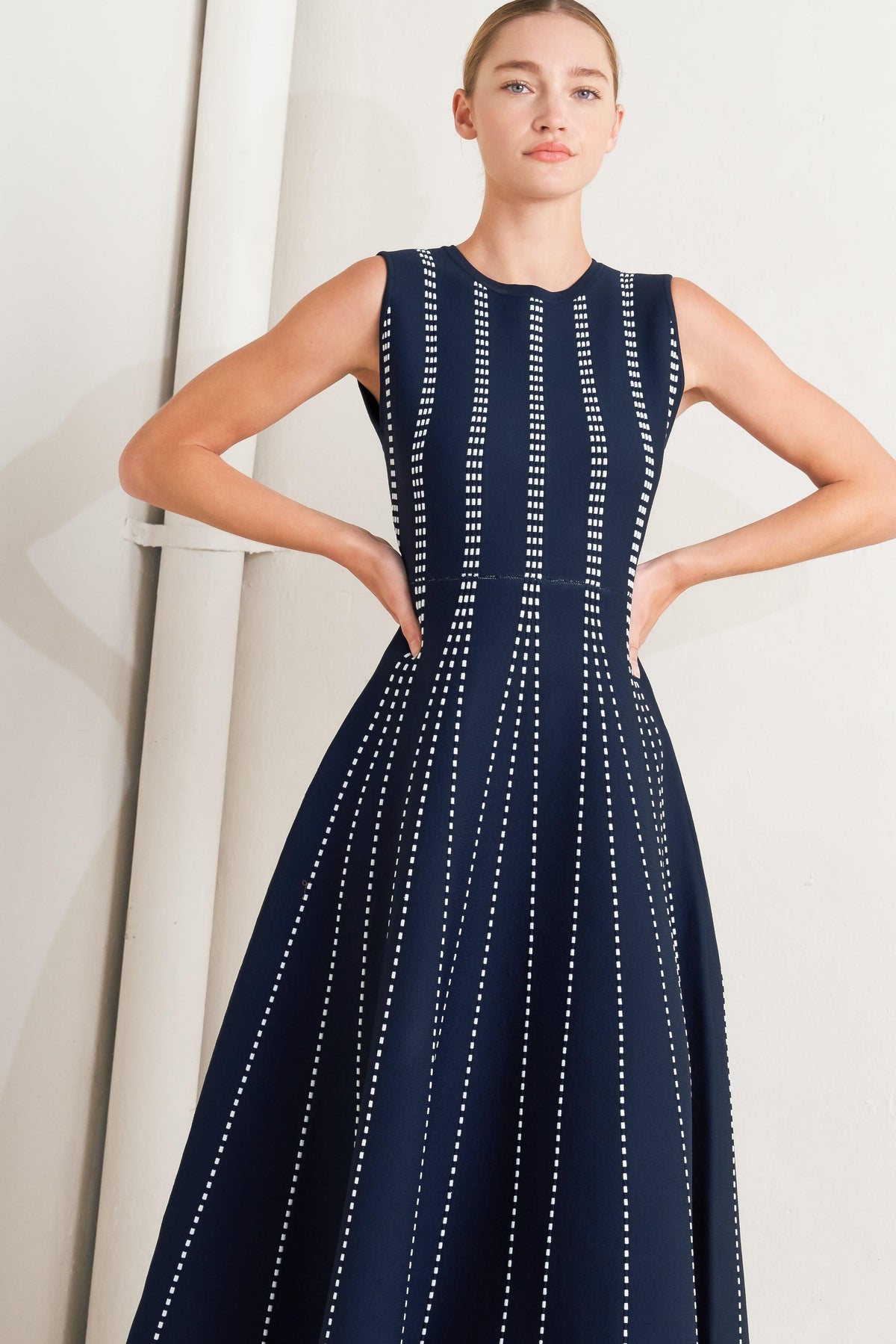 VESTIDO MIDI DE PUNTO JACQUARD PERFECTAMENTE EQUILIBRADO