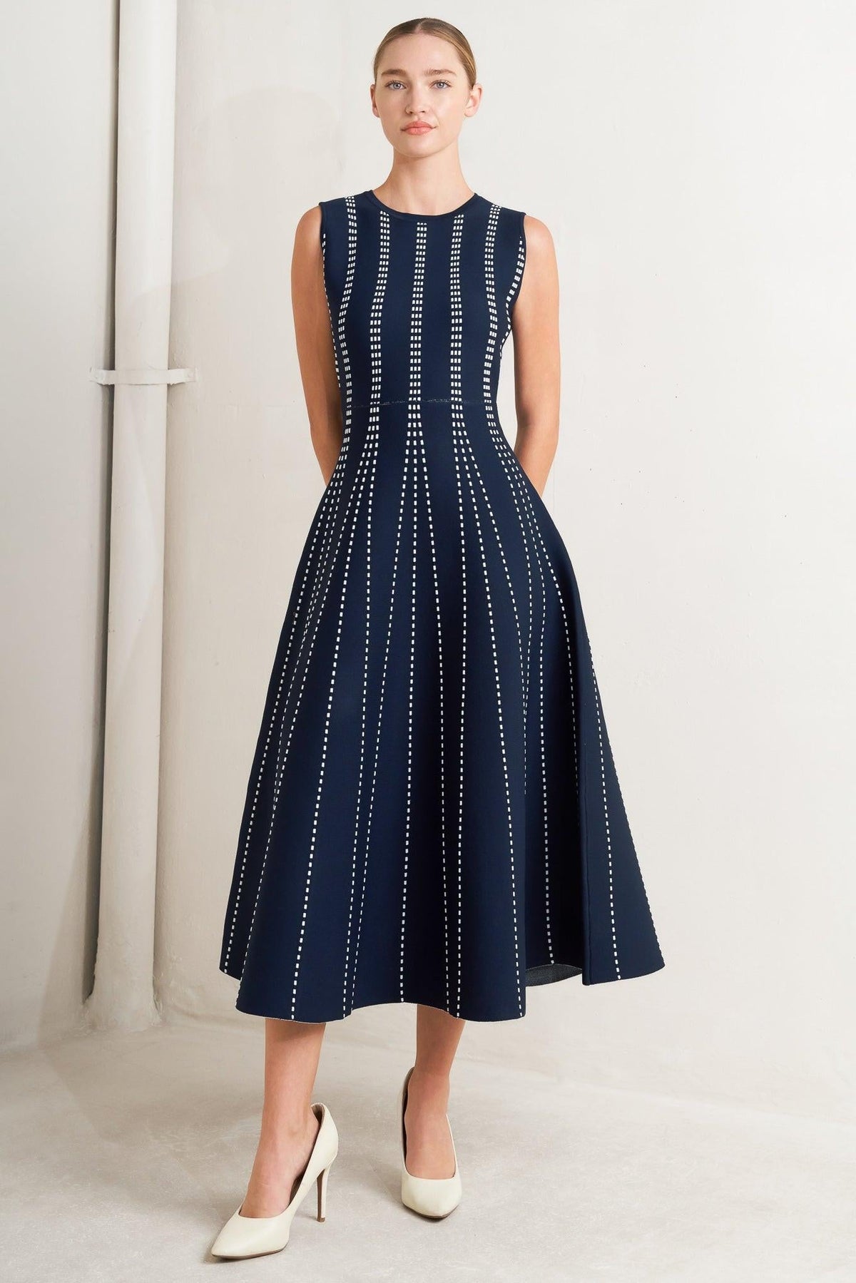 VESTIDO MIDI DE PUNTO JACQUARD PERFECTAMENTE EQUILIBRADO