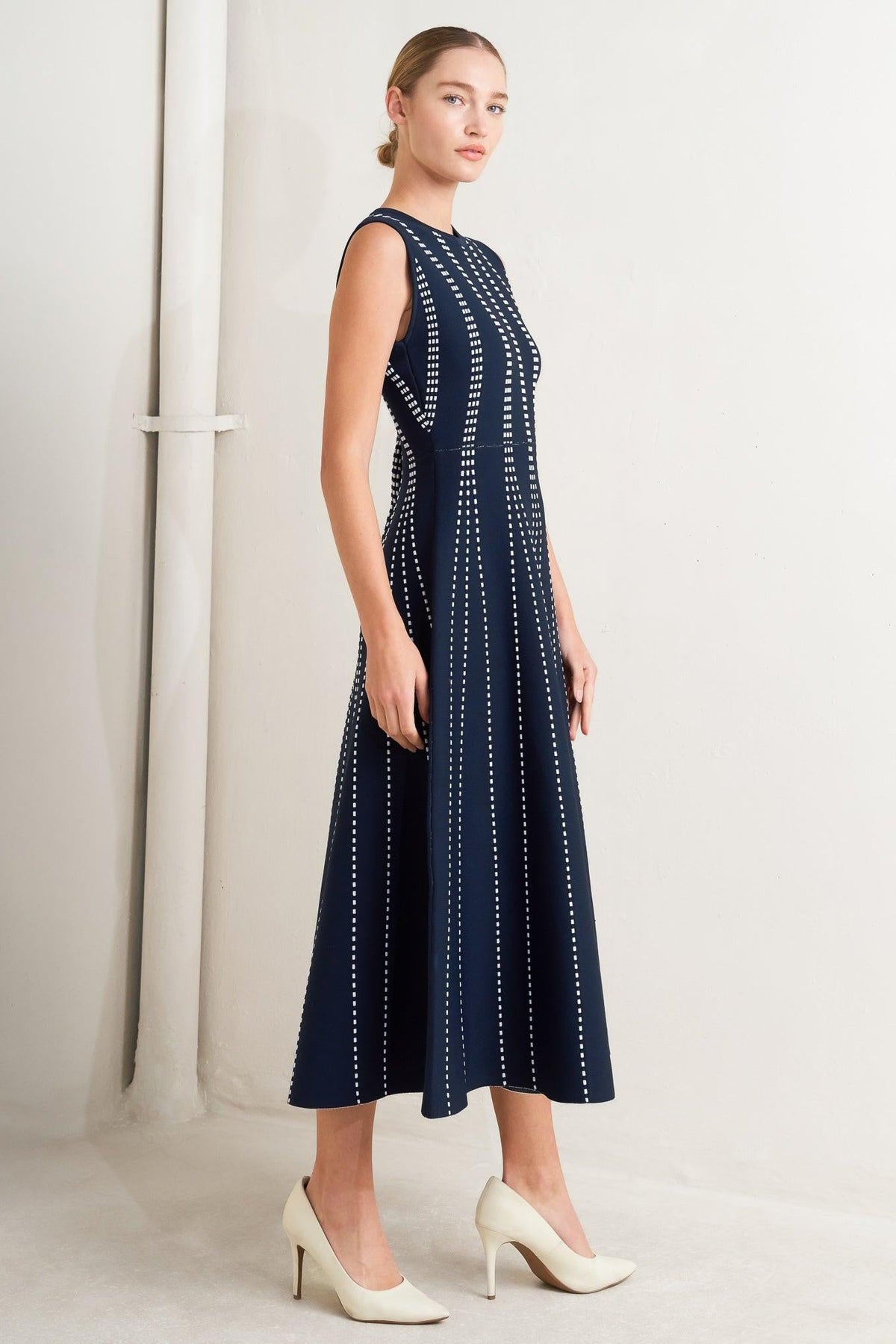VESTIDO MIDI DE PUNTO JACQUARD PERFECTAMENTE EQUILIBRADO