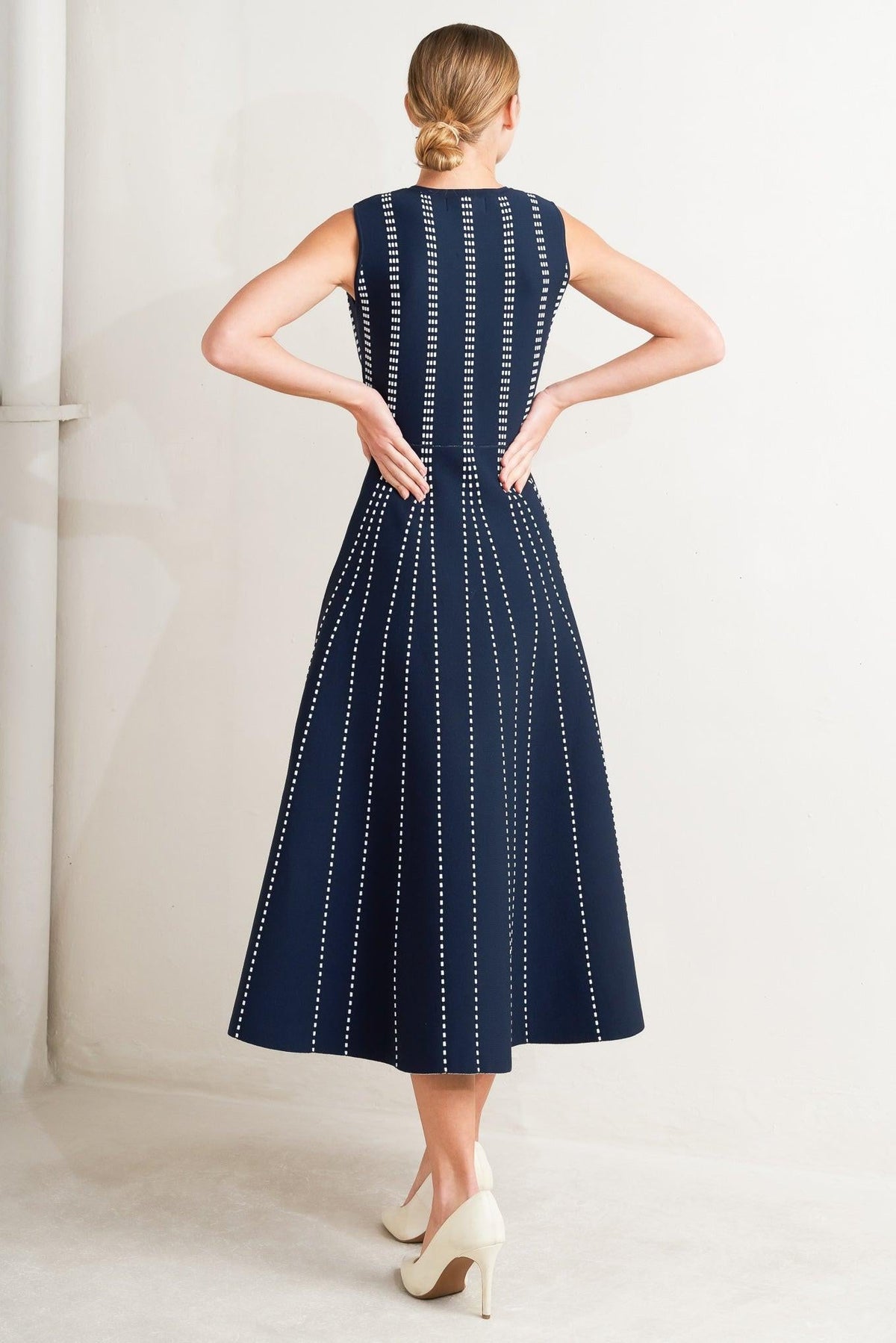 VESTIDO MIDI DE PUNTO JACQUARD PERFECTAMENTE EQUILIBRADO
