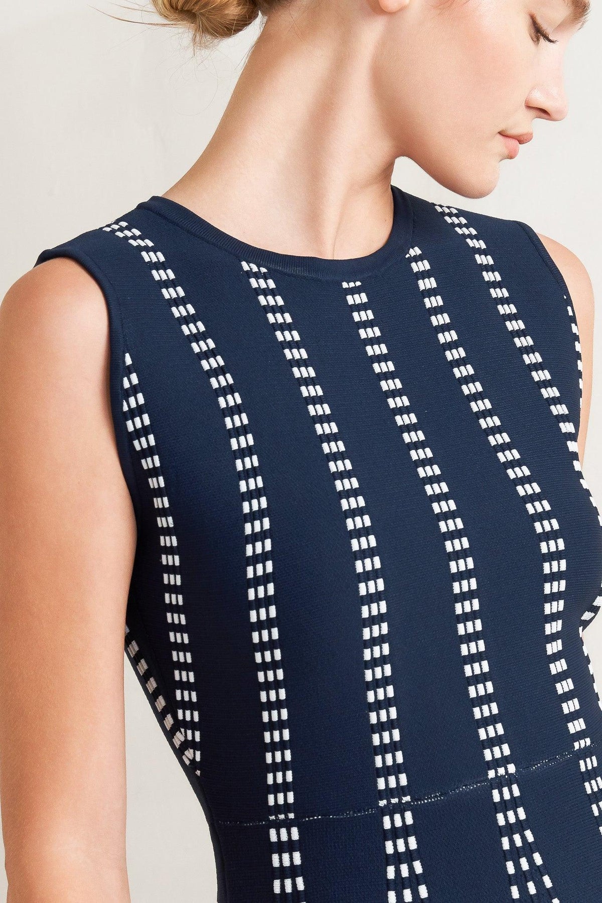 VESTIDO MIDI DE PUNTO JACQUARD PERFECTAMENTE EQUILIBRADO
