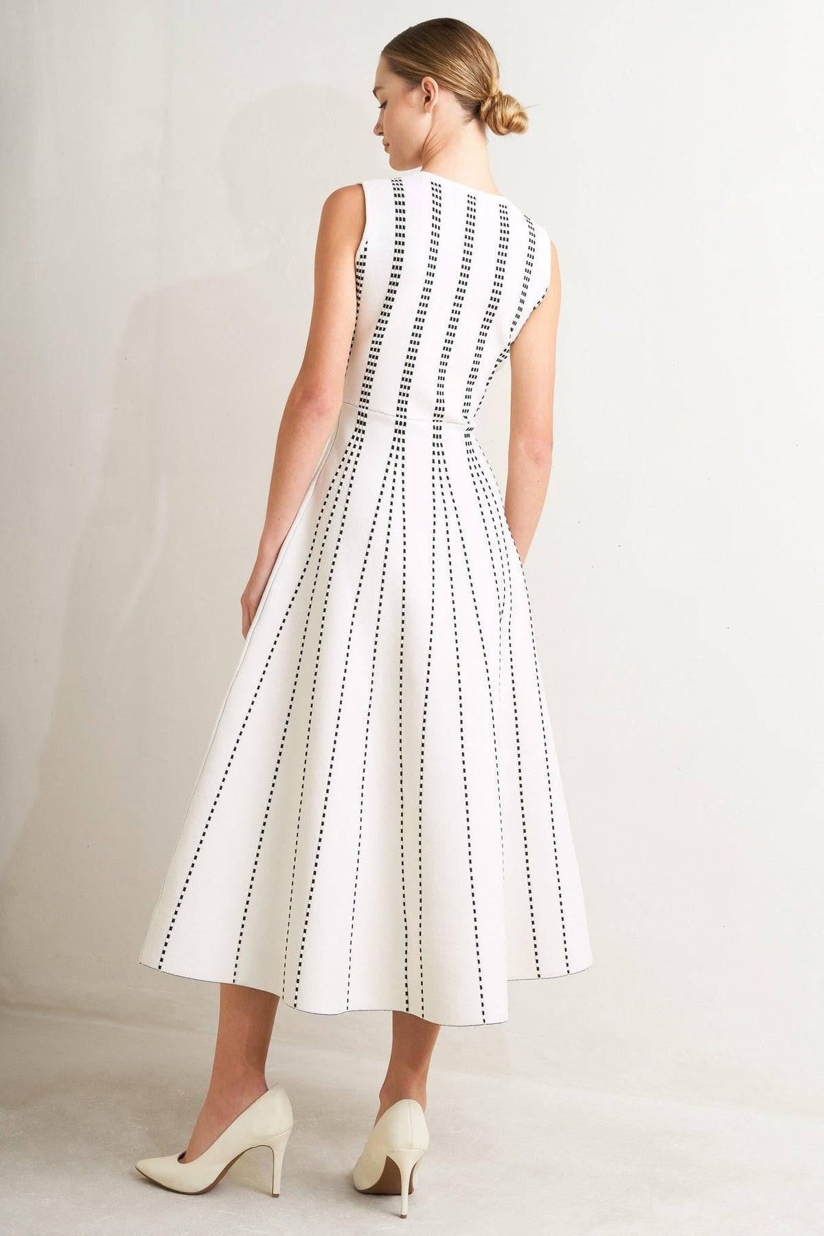 VESTIDO MIDI DE PUNTO JACQUARD PERFECTAMENTE EQUILIBRADO