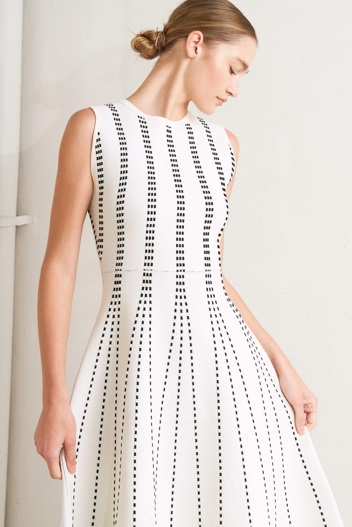 VESTIDO MIDI DE PUNTO JACQUARD PERFECTAMENTE EQUILIBRADO