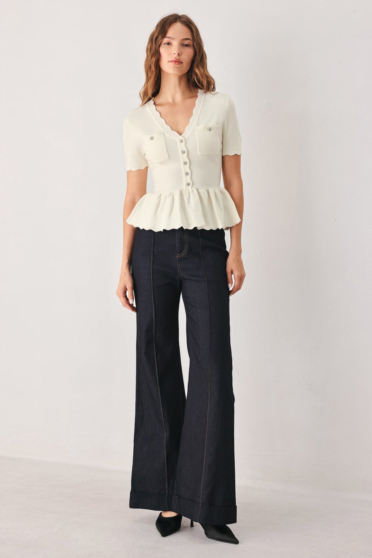 TOP TIPO SUÉTER COLOR CREMA ESCARCHADO CON DETALLE DE BOLSILLO