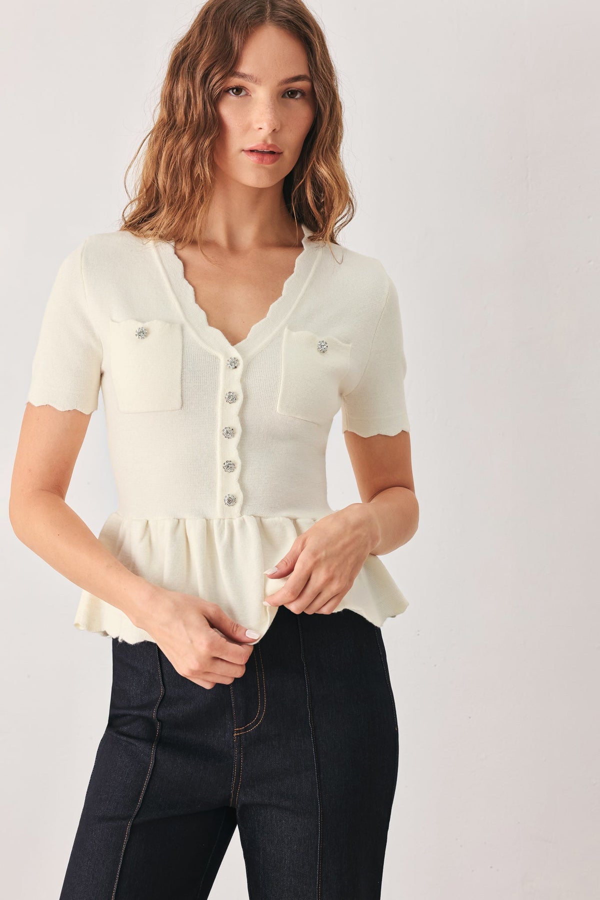 TOP TIPO SUÉTER COLOR CREMA ESCARCHADO CON DETALLE DE BOLSILLO