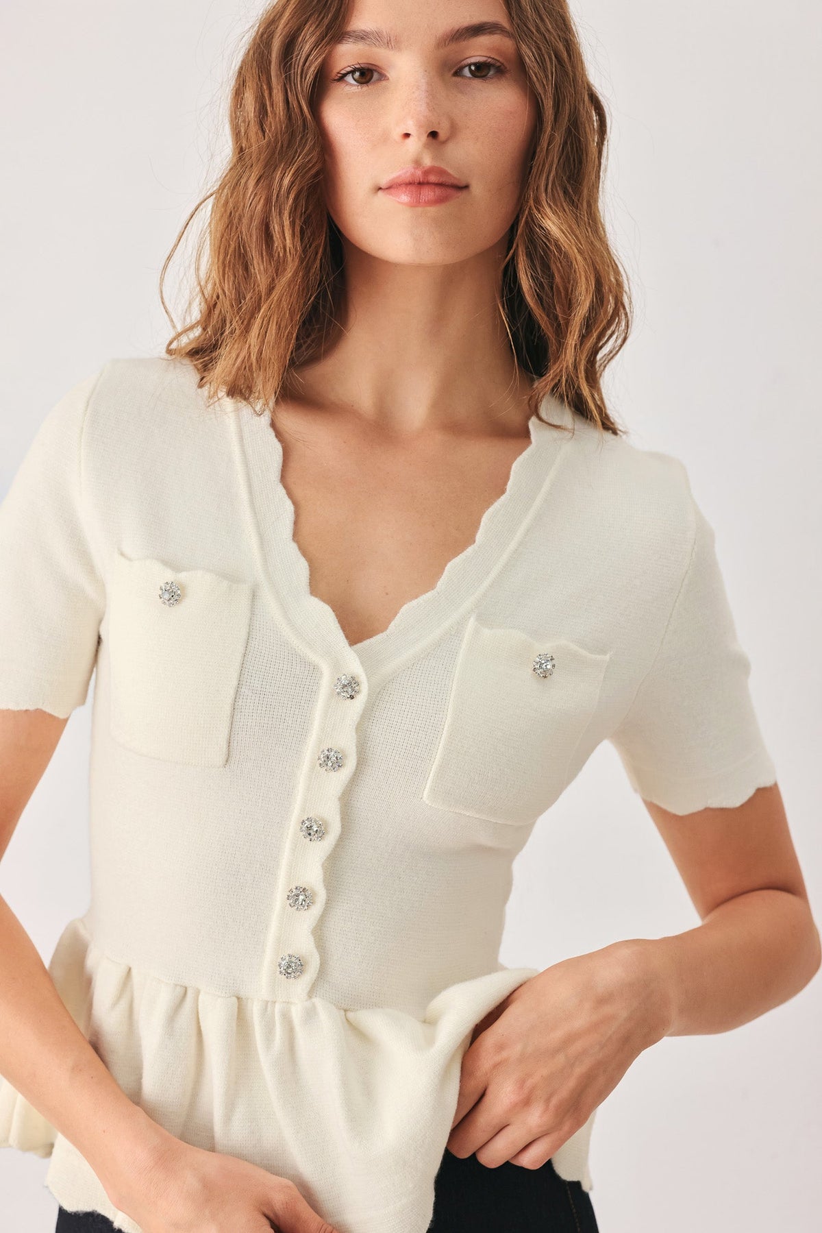 TOP TIPO SUÉTER COLOR CREMA ESCARCHADO CON DETALLE DE BOLSILLO
