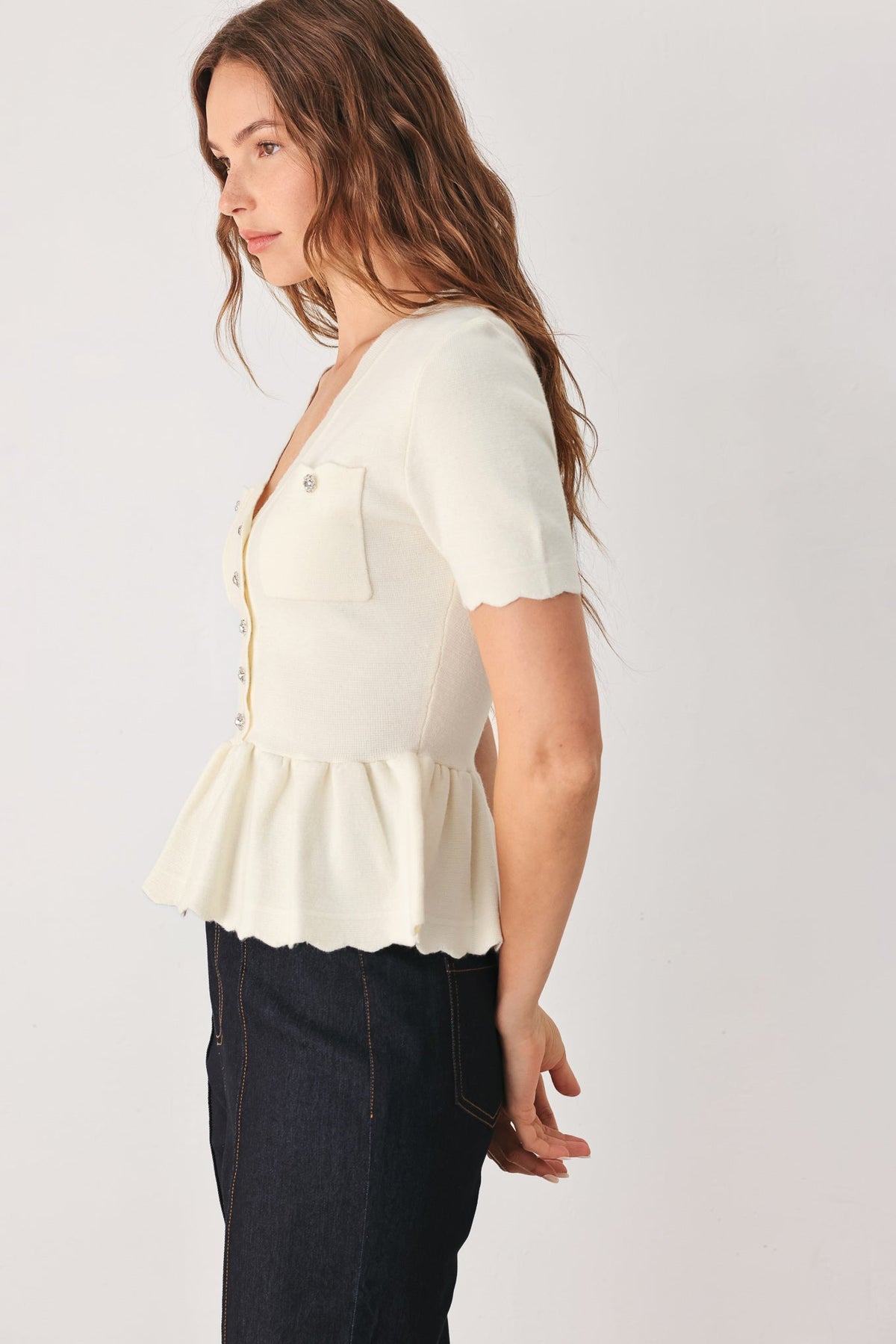 TOP TIPO SUÉTER COLOR CREMA ESCARCHADO CON DETALLE DE BOLSILLO