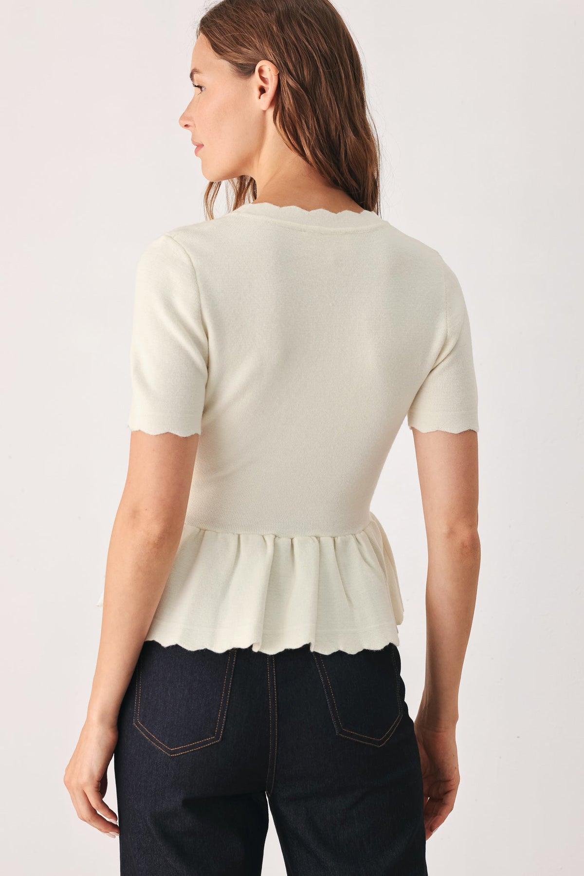 TOP TIPO SUÉTER COLOR CREMA ESCARCHADO CON DETALLE DE BOLSILLO