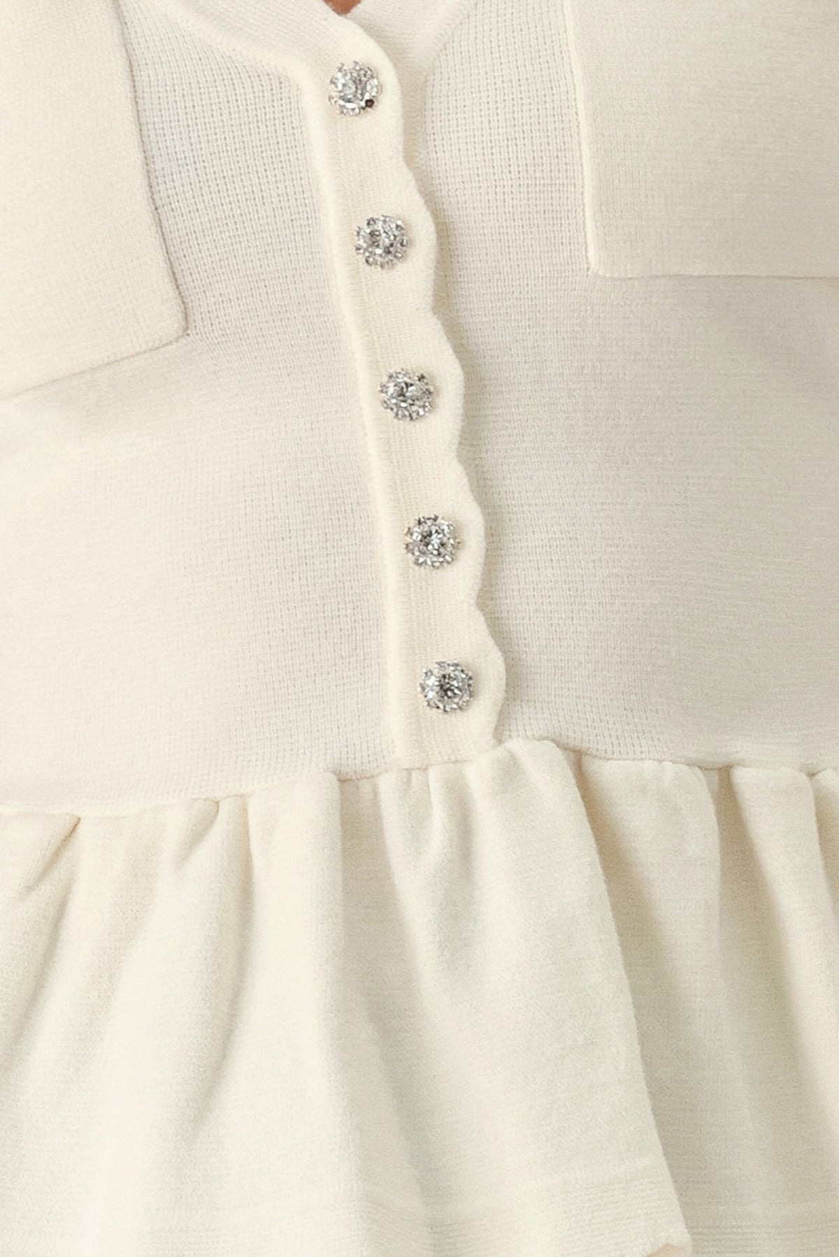 TOP TIPO SUÉTER COLOR CREMA ESCARCHADO CON DETALLE DE BOLSILLO