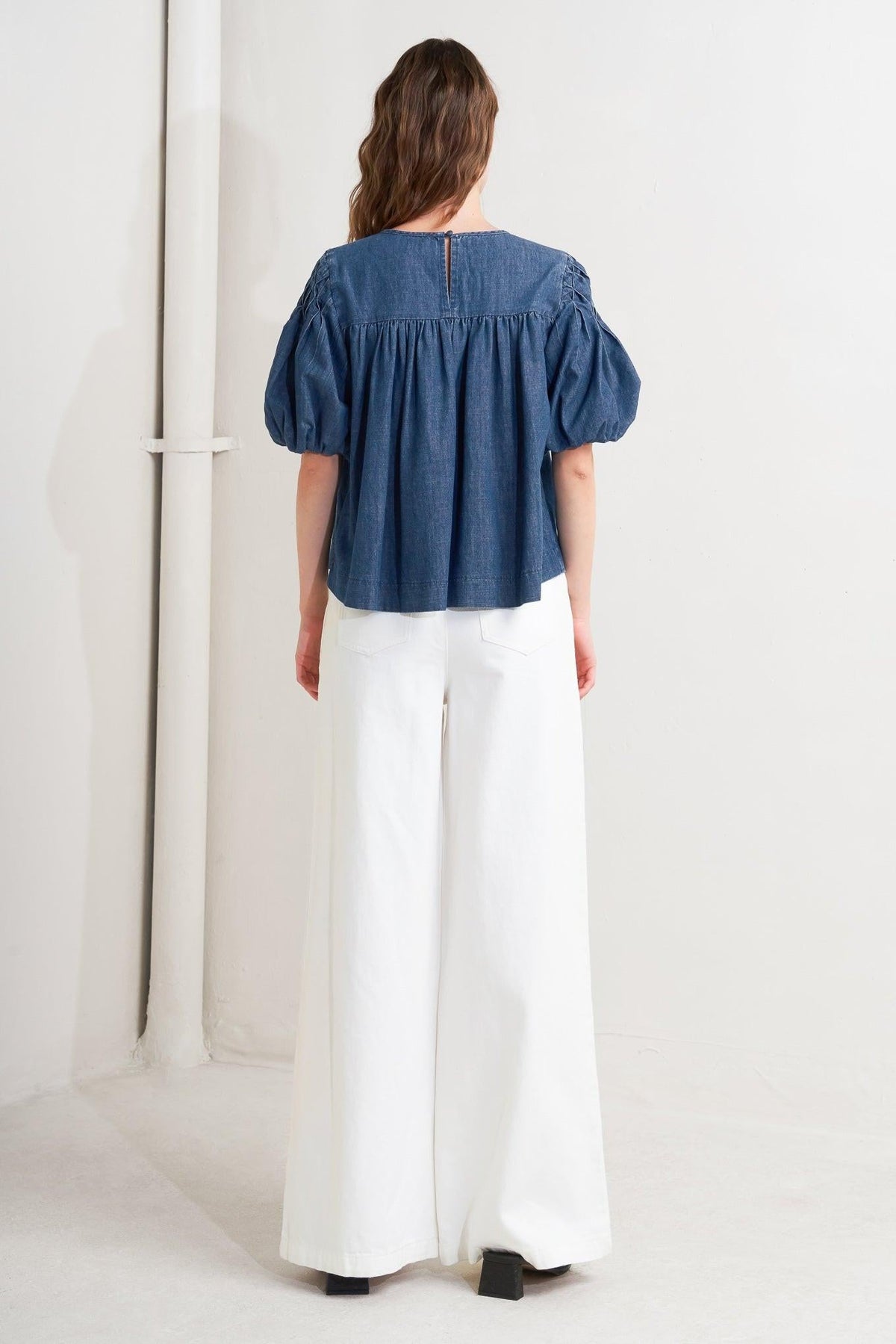 COTTAGE SPELL CHAMBRAY TOP