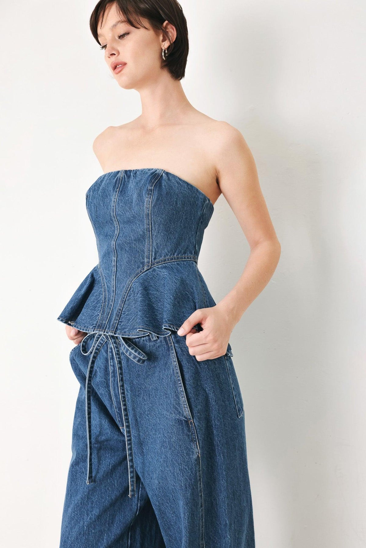 TOP DE DENIM BUSTIER CON ESTAMPADO DE FLORES AZULES